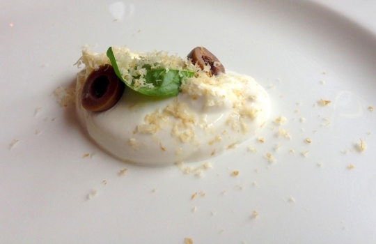 Galleria fotografica






Acqua, olio, limone e liquirizia ormai un classico taglientiano. Apertura fresca e aromatica (la ricetta è qui)








Bianco e nero di seppia, il piatto più ruffiano del nostro percorso: sotto le sfoglie di seppia che disegnano un tao, la panna cotta ai ricci di mare invita a ripulire il piatto in ogni briciola. La simmetria del piatto è interrotta da uno spaghetto stracotto, "simbolo di italianità"








Ostrica, diaframma e granita alle rose, altra entrée fresca ma anche selvatica e ferrosa








Passatina di gamberi, ceci e nocciole, Fulvio Pierangelini ribaltato








Anguilla al ribes con zabaione all’amarena








Croccante





