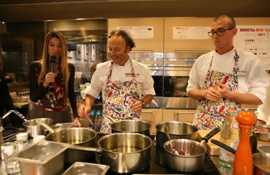 Galleria fotografica






Giuseppe Rambaldi del Combal.Zero, in sostituzione dello chef Davide Scabin, Mario Batali, Babbo e tanto altro a New York e Cesare Battisti, Ratanà a Milano








Ravioli gamberi e basilico con burro e zucca di Mario Batali








Penne con crema di peperoni di Cesare Battisti








Riccardo Felicetti e Pavia Rosati








Mario Batali e Alex Pilas, responsabile delle cucine di Eataly New York








Moreno Cedroni, ristorante Madonnina del Pescatore di Senigallia (Ancona) e Dave Pasternack, Esca a New York City








Baccalà e lepre in salsa di lamponi di Moreno Cedroni








Crudo con mele e rape di Dave Pasternack





