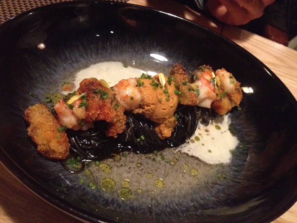 Galleria fotografica






Panoramica dal 32mo piano del Lotte Hotel di Seul. La capitale della Corea del Sud (che i locali pronunciano "sol"), con 10 milioni di abitanti (25 considerando tutta la proncia di Gyeonggi) è tra le città più popolose al mondo








Sfigurata nel Novecento dai Giapponesi (prima parte del secolo) e dalla guerra di Corea (1950-1953), oggi Seul ha un aspetto moderno, piuttosto occidentale








Con decine di milioni di turisti all'anno, Seul è tra le 10 città più visitate al mondo. Nella foto, una delle attrazioni più viste in città: il Dongdaemun Design Plaza, progettato da Zaha Adid e Samoo e completato nel marzo del 2014
 








A passeggio per il quartiere di Myeongdong, molto frequentato anche per l’alta concentrazione di ristoranti








Il viaggio era cominciato bene: tra le opzioni commestibili sui voli di Korean Air c’è proprio una squisita Bibimpap, con tanto di foglietto illustrativo








Bancarelle all’ingresso del mercato Namdaemun, tra i più popolari di Seul. Chiunque può andare e comprare; non occorrono licenze








Namdaemun, trippa a mollo








L’affitto di una bancarella al Namdaemun costa circa 2.000 dollari americani al mese, ma consente un ricavo medio mensile di almeno il doppio








Cozze giganti, molto popolari sulle tavole coreane








I mercati sono sterminati, molto puliti e per nulla caotici








All’interno del mercato, c’è anche un ristorante molto spartano e molto buono. Serve di tutto: hoe (pesce crudo), kimchi (verdure fermentate), guk tang (zuppe), bibimpap…








Baek kimchi: cavolo stufato con rape bianche, pere, prezzemolo coreano. Talvolta è servito anche con le castagne








Scodella di Bibimbap








Uova di quaglia bollite, aglio e edamame








A chiusura del pasto, ecco una bella zuppa fumante (erano le 8 del mattino)








Zuppa di alghe e merluzzo








Mingles, sulla Cheongdam-dong nel quartiere di Gangnam-gu, è l’indirizzo più interessante di cucina coreana contemporanea. L’ha aperto poco più di un anno fa Mingoo Kang, tornato a casa dopo esperienze da Martin Berasategui e da Nobu Bahamas








Mingoo Kang propone un solo menu degustazione da 88.000 won (circa 70 euro). Ognuno dei piatti contiene sempre un elemento fermentato








Mingles esprime un approccio creativo fondato però sulle salse fermentate, pilastro della cucina coreana tradizionale: cho (aceto), gan-jang (salsa di soia), gochu-jang (pasta molto piccante di peperoni rossi, fagioli di soia bolliti e sale), doen-jang (pasta di fagioli di soia), erbe e spezie








Composizione iniziale di amuse bouche. Da sinistra a destra: Polpo, foglia di senape e pasta di aioli fermentata; Gelatina di bacche omija, zuppetta di asparagi bianchi, mirtilli e spuma di aceto nero e Pera arrotolata nella sogliola (salsa di gochu jang marinata nello yuzu), uva e peperoncino








Sandwich di fegato di rana pescatrice in sfoglia di miele su chip di funghi








Insalata di noodle di riso con senape coreana, spuma di tofu, alghe marinate, abalone e aragosta








Torchon di foie gras marinato nel doen jang (pasta di fagioli di soia), vino di prugne dorate corane e kimchi bianco








Branzino al vapore con calamari mignon brasati in cima e alga combu, brodo di alghe, granchio e kimchi bianco








Cracker di alghe e tapioca con polvere di tartufo, uova di salmone, melanzana e purea di mango





