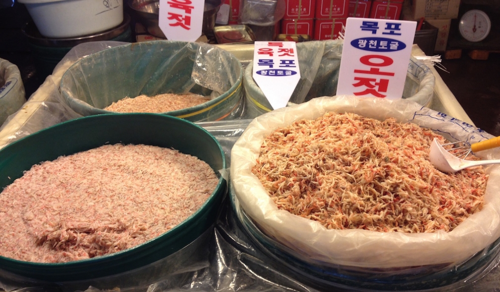 Galleria fotografica






Panoramica dal 32mo piano del Lotte Hotel di Seul. La capitale della Corea del Sud (che i locali pronunciano "sol"), con 10 milioni di abitanti (25 considerando tutta la proncia di Gyeonggi) è tra le città più popolose al mondo








Sfigurata nel Novecento dai Giapponesi (prima parte del secolo) e dalla guerra di Corea (1950-1953), oggi Seul ha un aspetto moderno, piuttosto occidentale








Con decine di milioni di turisti all'anno, Seul è tra le 10 città più visitate al mondo. Nella foto, una delle attrazioni più viste in città: il Dongdaemun Design Plaza, progettato da Zaha Adid e Samoo e completato nel marzo del 2014
 








A passeggio per il quartiere di Myeongdong, molto frequentato anche per l’alta concentrazione di ristoranti








Il viaggio era cominciato bene: tra le opzioni commestibili sui voli di Korean Air c’è proprio una squisita Bibimpap, con tanto di foglietto illustrativo








Bancarelle all’ingresso del mercato Namdaemun, tra i più popolari di Seul. Chiunque può andare e comprare; non occorrono licenze








Namdaemun, trippa a mollo








L’affitto di una bancarella al Namdaemun costa circa 2.000 dollari americani al mese, ma consente un ricavo medio mensile di almeno il doppio








Cozze giganti, molto popolari sulle tavole coreane








I mercati sono sterminati, molto puliti e per nulla caotici








All’interno del mercato, c’è anche un ristorante molto spartano e molto buono. Serve di tutto: hoe (pesce crudo), kimchi (verdure fermentate), guk tang (zuppe), bibimpap…








Baek kimchi: cavolo stufato con rape bianche, pere, prezzemolo coreano. Talvolta è servito anche con le castagne








Scodella di Bibimbap








Uova di quaglia bollite, aglio e edamame








A chiusura del pasto, ecco una bella zuppa fumante (erano le 8 del mattino)








Zuppa di alghe e merluzzo








Mingles, sulla Cheongdam-dong nel quartiere di Gangnam-gu, è l’indirizzo più interessante di cucina coreana contemporanea. L’ha aperto poco più di un anno fa Mingoo Kang, tornato a casa dopo esperienze da Martin Berasategui e da Nobu Bahamas








Mingoo Kang propone un solo menu degustazione da 88.000 won (circa 70 euro). Ognuno dei piatti contiene sempre un elemento fermentato








Mingles esprime un approccio creativo fondato però sulle salse fermentate, pilastro della cucina coreana tradizionale: cho (aceto), gan-jang (salsa di soia), gochu-jang (pasta molto piccante di peperoni rossi, fagioli di soia bolliti e sale), doen-jang (pasta di fagioli di soia), erbe e spezie








Composizione iniziale di amuse bouche. Da sinistra a destra: Polpo, foglia di senape e pasta di aioli fermentata; Gelatina di bacche omija, zuppetta di asparagi bianchi, mirtilli e spuma di aceto nero e Pera arrotolata nella sogliola (salsa di gochu jang marinata nello yuzu), uva e peperoncino








Sandwich di fegato di rana pescatrice in sfoglia di miele su chip di funghi








Insalata di noodle di riso con senape coreana, spuma di tofu, alghe marinate, abalone e aragosta








Torchon di foie gras marinato nel doen jang (pasta di fagioli di soia), vino di prugne dorate corane e kimchi bianco








Branzino al vapore con calamari mignon brasati in cima e alga combu, brodo di alghe, granchio e kimchi bianco








Cracker di alghe e tapioca con polvere di tartufo, uova di salmone, melanzana e purea di mango








Noodle di umami (capelli d’angelo, pasta di alghe e inchiostro di seppia), brodo di pollo e pesce, spuma di lemongrass, ricci di mare, ostriche fritte e gambero








Per dessert, Crème brulee di jang tro, pican di gan-jang, gochu-jang, gelato alla vaniglia e spuma di whisky








La squadra del ristorante Mingles fa festa a fine cena coi colleghi dell’Osteria Francescana. Al centro, Massimo Bottura, presenza illustre del Seoul Gourmet Festival (leggi qui)








Al centro, Vivian Han, patron del ristorante Congdu, uno dei più quotati in città, il posto ideale esperire la doppia anima della cucina coreana, tra la tradizione e una avanguardia moderata. Con lei si riconoscono lo chef Hwan Eui Lee e Chris Kwon, regista di sala (foto David Rosengarten)








The bella veranda del ristorante Congdu, indirizzo 116-1 Deoksu Palace








Spalla di maiale Jeju cotta in bassa temperatura per 48 ore con gimchi invecchiato








Carpaccio di manzo con 3 tipi di salsa di soia stagionata, caviale e insalata di fiori








Il cocktail più noto del Congdu: makgeolli di fagioli neri e ginseng rosso invecchiato 6 anni








AND dining, il ristorante di Jinmo Jang, si trova sulla Hannam-dong, quartiere di Yongsan-gu, quartiere vivace ad alto tasso hispter nella periferia meridionale della città. Si accede al ristorante di fine dining da una porticina, dopo aver passato una caffetteria da colazione








E’ un bancone di soli 8 coperti in tutto, con 3 persone in cucina. Solo menu degustazione da 130.000 won (105 euro circa)








Jinmo Jang, 30 anni, e il suo sous chef ByeongCheol Mun, 21 anni. La cucina di AND parte da una base coreana ma poi spazia in tutto il mondo, con richiami alla Nordic Cuisine e ampie parentesi anche al tecno-emozionale di stampo spagnolo (sifoni, maltodestrine, eccetera)








Amuse bouche: Minisandwich di mela e formaggio di capra, croquette alla carota e arancio, latte di tigre e tuorlo d’uovo al tartufo. Sotto, tartufo al cioccolato e gochujang








Tartare di capasanta con latte di ricci di mare e neve








Sea ("mare"): sabbia edibile di aringhe affumicate, alghe, olio di fagioli fermentati con maltodestrina di tapioca. Il tutto è servito con gamberi al vapore, lumache di mare, vongole, ostriche feremntate e tunicata








Abalone e uova di triglia disidratate








Anatra su salsa di bietole








Peperoncini all’ingresso del Noryangin, l'altro monumentale mercato della città (con wi-fi pubblico)













Tunicata (sea squirt in inglese), mollusco molto popolare in Corea: tolto l’involucro gommoso, si preleva il contenuto e si frigge








Enorme la varietà di granchi coreani, buonissimi se fermentati nella salsa di soia (Gankang-gejang)








Prawns in fila








Granchi reali








Echiurodei (spoon worms in inglese), altro mollusco diffuso





