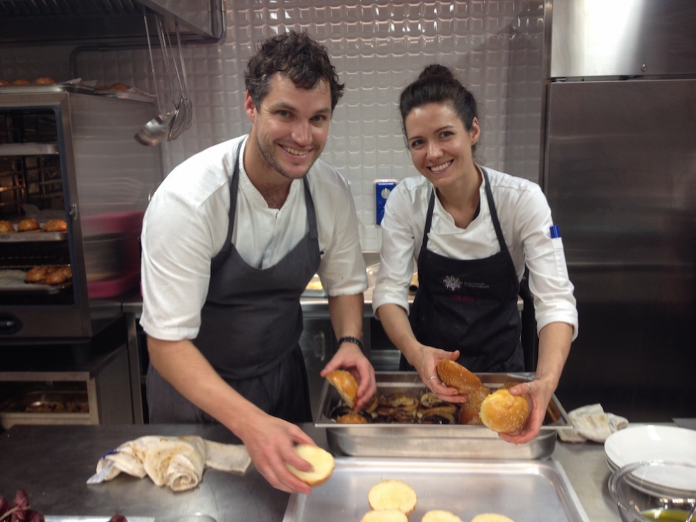 Galleria fotografica






PENSIEROSO. Ore 16.30 Massimo Bottura riflette in piazzale Greco prima del servizio








Il latte? Si utilizza solo quello che scade il giorno stesso








Frutta e verdura dall'Expo: ammaccata ma buona








Imperativo dietro le quinte: differenziare sistematicamente tutti i rifiuti








Men at work








Chili di fragole per il sorbetto finale. Le telecamere sono per un documentario che racconterà questi primi mesi di Refettorio Ambrosiano








Il pane è un dono di Jean Marc Vezzoli. Affetta Zanatta








Mise en place francescana





