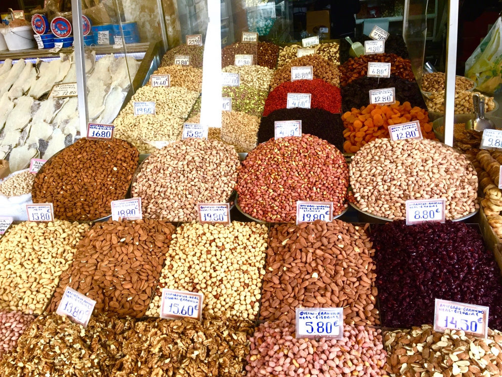 Photogallery






Breakfast with koulouri: you can find it all over town, we've chosen a kiosk between Korai and Stadiou, a stone's throw away from the university and not far from Psiri, the market area








Second stop, at Krinos (Aiolou 87): since 1922 it is the temple of loukoumades, pancakes fried in sesame oil and covered in honey and chopped almonds (loukuma is a word of Arab origins meaning nibble). A 6-piece portion costs 3.60 euros








The meat and fish market at Varvakios Agora (Athinas 42, a short walk from Krinos)








Come and grab some lamb!








Meat and fish market








Seafood delicacies. It's important to visit the fish market early in the morning because the best products are soon sold to restaurants










