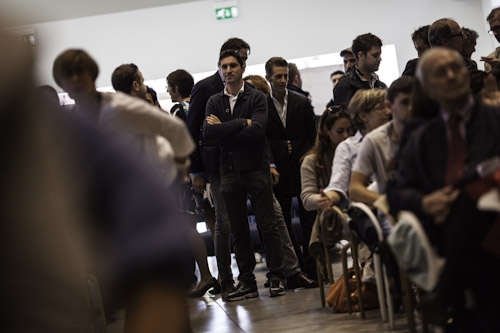 Galleria fotograficaHangar Bicocca, via Chiese 2, Milano. Per la prima volta teatro della presentazione della Guida di Identit&agrave;, &egrave; uno spazio polifunzionale nato nel 2004 dalla riconversione a spazio d&rsquo;arte contemporanea di un ex stabilimento appartenuto alla BredaAperto da gioved&igrave; a domenica, dalle 11 alle 23L'Hangar &egrave; anche HB Kids, programma di attivit&agrave; concepito apposta per i bimbi dai 12 ai 14 anni e le loro famiglie&nbsp;I Sette Palazzi Celesti di Anselm Kiefer, mostra permanente dell'HangarCon le permanenti, anche splendide mostre temporanee come Unidisplay di Carsten Nicolai, a&nbsp;cura di Chiara Bertola e Andrea LissoniSedie in attesa della conferenza di Identit&agrave;Claudio Scavizzi, regista di produzione, Magenta BureauRiunione pre-conferenza: Cinzia Benzi, colonna commerciale di Identit&agrave; Golose e Paolo MarchiAll'accoglienza: Annalisa Bianchi ed Elisa Pella di Magenta BureauClaudio Ceroni, presidente di Magenta Bureau, l'altra met&agrave; di Identit&agrave; GolosePaolo Marchi, l'altra met&agrave; di Identit&agrave; Golose, curatore della GuidaMain sponsorCarlo Cracco, ristorante Cracco