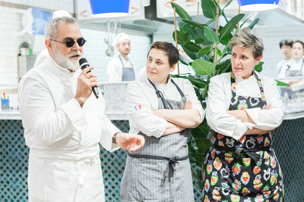 Galleria fotografica






L'ingresso di Eataly Smeraldo a Milano, vestito a festa per il decennale. Il primo Eataly aprì al Lingotto di Torino il 27 gennaio 2007. Milano inaugurò nel marzo 2014









121 i coperti della cena celebrativa milanese, distribuiti al secondo piano









Antonia Klugmann si prepara









Foto di gruppo prima della cena. Si incaricano dell'introduzione della serata, dei cuochi e dei piatti Stefano Murialdo, direttore di Eataly Milano (al centro) e Gabriele Zanatta di Identità Golose (a sinistra)









Bartolini, Tokuyoshi, Berton, Ruggieri e Tassa









Ruggieri, Tassa, Klugmann e Varese






