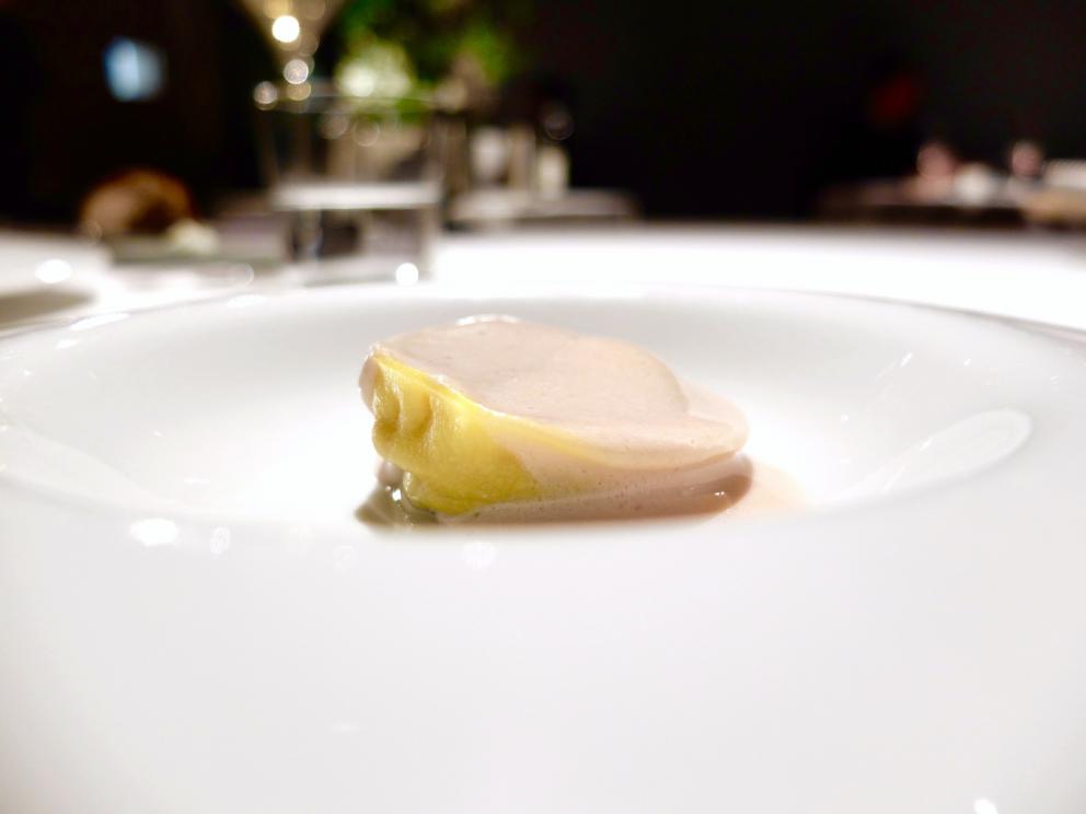 Galleria fotografica






La nostra cena all'Undicesimo Vineria negli scatti di Tanio Liotta. Si parte con il territorio mandato in orbita: Radicchio rosso di Treviso, acidulato di umeboshi, rose e litches









Cialda di fagiolo Mug, rapa rossa e karkadè









Dashi croccante, sedano rapa e alga nori









Cannolo di topinambur ed erba di San Pietro canforata









Tacos di mandorla, carota, lime e coriandolo









Canocchia, wasabi, girasole, kiwi fermentato, crescione e silene









Oxalide, lardo, fragola fermentata, stellina odorosa e karkadè bianco: forti note acide che il lardo rende più morbide









Volpina, nervetti, katsuobushi, sedano di Scozia e sedano di monte: un piatto di altissimo livello






