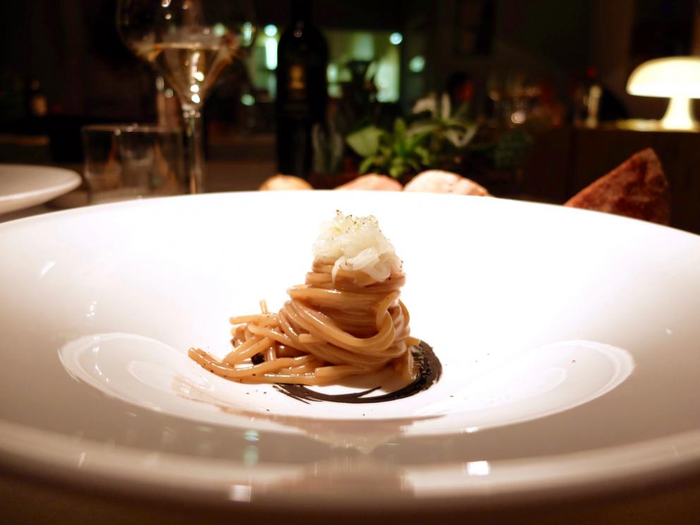 Galleria fotografica






La nostra splendida cena da Antonia Klugmann nelle foto di Tanio Liotta. Si inizia con Fagottino di bieta sbollentata, carota candita, curcuma, peperoncino, succo di limone e trifoglio









Cozza di Sistiana, bottarga (in gel e grattugiata), zenzero candito, prezzemolo, coriandolo e nigella: buonissimo









Baccalà mantecato e rapa rossa: il baccalà mantecato con evo, tre espressioni della rapa (centrifugata, cruda tagliata sottile e affumicata)









Gambero rosa crudo e friggitello alla fiamma, salsa del friggitello, bisque di gambero, dragoncello









Midollo di manzo e cime di broccolo, il suo gambo in salamoia, una sua centrifuga, la foglia spadellata, silene, olio, polvere e purea di bergamotto: piatto indimenticabile









Insalata: asparagi verdi sbollentati e poi scottati in padella, lattuga dell'orto, borragine essiccata, il suo gambo cotto in acqua e burro, stellina odorosa, centrifuga di acetosa. Altro piatto da Oscar, la composizione cambia di giorno in giorno, dipende da quello che si trova









Golosità pura, ma anche soavità da grandissima cucina: Fegato e cuore di agnello alla brace in retina di maiale, fave e piselli croccanti, germogli di pisello, crema all'aglio dolce









Trippa fagioli, polvere bruciata ed edera: la trippa è la cosiddetta cuffia, viene bollita in modo classico nel brodo vegetale, quindi tagliata a fettuccine e rosolata, poi bollita di nuovo in brodo di ossa di maiale affumicate. Quindi cenere di sedano nero, carote e cipolle, edera di campo raccolta la mattina stessa, fagioli borlotti «del nostro giardino». Altro grandissimo piatto, come rendere la trippa elegante e complessa






