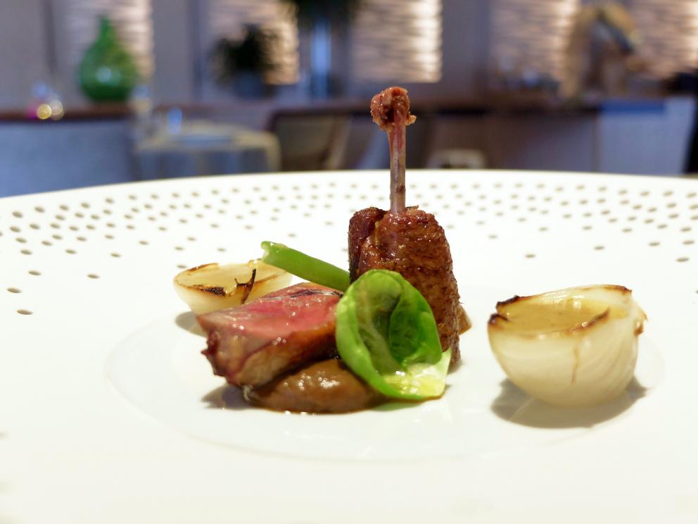Galleria fotograficaUn pranzo spettacolare grazie a Michela ed Emanuele Scarello. Lo raccontano gli scatti di Tanio Liotta. S'inizia con gli appetizer: Sfera di zucchine trifolate e gel di menta, Cono di insalata russa e farina di ceci, Cialda di fagioli, lenticchie e amaranto e patate di Godia, Spugna di erbe verdi e cipolla fondente, Meringa al formaggio soffiato, Croccante di pistacchi, Grana Padano e caff&eacute;. E ancora: prosciutto crudo San Daniele Dall'Ava, grissini di polenta, ricotta fresca con erba cipollina
Gocce di cipolla con siero di latte, aglio orsino e caviale: piatto insieme delicato e di classe
Parfait di seppia con il suo nero e tuorlo candito al burro. La seppia &egrave; prima cotta a poi tostata, la consistenza perfetta
Solo d&rsquo;alghe,&nbsp;la mia insalata di mare: piatto indimenticabile, &laquo;non ci sono cozze, seppie n&eacute; rucola&raquo;, bens&igrave; sette tipi d'alga e quattro piante alofite, poi panna cotta salata al bergamotto, maionese d'agrumi, yogurt al pompelmo... Quindi acqua di mare, si degusta con un vermuth agricolo Santon aromatizzato al santonego, ossia l'artemisia di Grado. Eccelso, il piatto compie un anno di vita, &laquo;ne dedichiamo ogni anno uno al mare&raquo;
Erbe di campo&nbsp;con tartare di crostacei e brodo d&rsquo;asparagi
Tortelli di carciofo violetto&nbsp;con filetto d&rsquo;agnello, aglio dolce e crema soffice di topinambur
Traduzione della Tradizione:&nbsp;la pasta e fagioli di Scarello, con aglio gentile e aria di Grana Padano
Scarello&nbsp;rielabora&nbsp;cos&igrave;, in modo magistrale, un risotto all'ossobuco, con crema soffice allo zafferano e fondo di stinco
Bon bon&nbsp;di foie gras e polvere di lamponi. La pasta &egrave; fatta con latte e kuzu, un amido che deriva da una pianta d'origine asiatica
