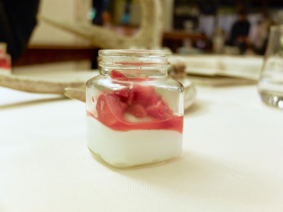 Galleria fotograficaLa nostra cena a La Subida negli scatti di Tanio Liotta. Ricotta salata su letto di polenta
Bruscandoli, pane condito, sclopit, uovo di quaglia
Dadolata di cervo e salmerino, insalata di topinambur, nuvola di polenta dorata: squisito
Girini: briciole di pasta, germogli, asparago selvatico, fiori di salvia selvatica e aglio orsino, sclopit e pomodoro. Delizia
Mlinci: pasta fresca, leggermente abbrustolita, condita con i prodotti dell'orto e dadolata d'oca
Crema di asparagi verdi con misticanza di erbe e germogli primaverili, uova di trota
Gnocchi di patate, cuore di fegato grasso d'oca, spugnole e aglio orsino
Filetto di cervo scottato alla brace, uova di trota, pistacchio
Coscia di capriolo in crosta di polenta, fiori di finocchietto selvatico, borragine e rusculins (i germogli del luppolo) fritti
