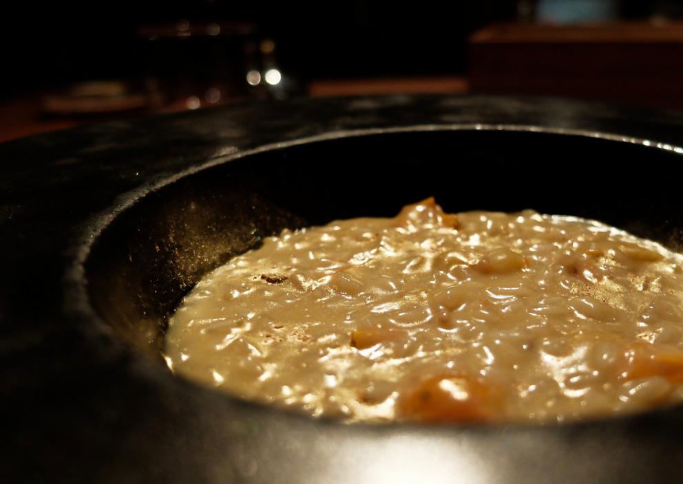 Galleria fotografica






Bellissima cena da Milone negli scatti di Tanio Liotta. Si inizia con un Tris di antipastini all'italiana, l'abbinamento è con una camomilla calda (!). Qui Cocktail in salsa Aurora… 30 anni dopo, ossia il cocktail di gamberi senza gamberi: tapioca, salsa rosa, uova di pesce volante e di trota, lattuga scondita. Gran livello









Sempre dal Tris, il secondo piatto: Insalata di pollo. Si tratta di misticanza all'olio di melissa con fondo di pollo e pelle di pollo croccante. Anche questo buonissimo









Ultimo piatto del Tris, riuscitissimo, sono le Uova ripiene: tuorlo d'uovo marinato a freddo, marshmellow al finocchietto, yogurt di erbette, finocchietto marino, perlage al tartufo









Erbe e fiori del nostro orto, ossia crudo di gamberi rossi, erbe, succo di melone e noci verdi in carpione. Delicatissimo, piacevolissimo









Grandissimo piatto: Triglia cotta in foglie di alloro. La triglia è perfetta, le foglie di alloro si mangiano, sono croccanti e si sposano perfettamente, poi succo di triglia, riduzione di alloro e maionese di mandarino









Calamaro cotto e crudo (la testa marinata nell'olio di cedro, i ciuffetti fritti), sabbia di pane, cedro, rucola al wasabi e maionese di plancton









Davvero deliziosa la Coda di rospo confit, spadellata con burro di cacao, poi friggitelli, pompelmo bruciato, maionese di alloro e caviale di peperoncino. Un piatto dalle note muscolose ma mai eccessive, ricco di aroma









Ci si riavvicina al Piemonte: Lingua di vitello in lenta cottura, salsa all’antipasto piemontese, cuore di pomodoro, peperoni & katsuobushi di tonno. L'abbinamento è con un Crodino al Porto






