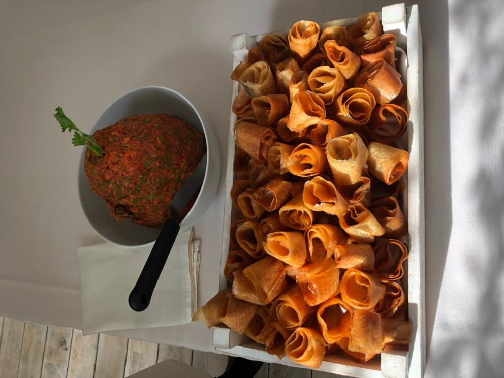 Galleria fotografica






La cena prologo di Pig Calabria è stata preparata al De Gustibus di Palmi. Nella foto Armando e Maurizio Sciarrone, figlio e padre









Padre e figlio della Macelleria Arturo di Campo Calabro (Reggio Calabria) preparano la caddara tradizionale a Villa Rossi. A sobbolire, le frittole, tutti i tagli del maiale









Luca Abbruzzino, chef del ristorante Abbruzzino di Catanzaro, tra Enzo e Renato Ioppolo della Macelleria Fratelli Ioppolo di San Giorgio Morgete (Reggio Calabria), telefono +39.0966.935101









Il motto è noto: del maiale non si butta via nulla









Luciano Monosilio (Pipero, Roma) prepara il su Bao ai piedini di maiale con salsa thai









E intanto fuori la caddara sobbolle






