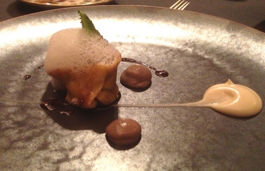 Galleria fotograficaLatte fermentato, Birra Moretti Grand Cru e pera salata
Il primo amuse-bouche &egrave; l&rsquo;embrione di una futura pietanza, nonch&eacute; un gi&agrave; discreto quadro di follia apreana: il latte &egrave; fatto fermentare a 40&deg;C per 4 giorni, la birra ridotta con agar agar e la pera salata, prevalente al gusto, &egrave; il lavoro su due testure (centrifugata e cruda). Partenza lanciataCrocchetta di patata e blu di bufala con ketchup di barbabietola
Gli stecchi reggono una crocchetta di patata &lsquo;classica&rsquo; (ma cotta nel sale, non in acqua), un erborinato a base di bufala (eretico per i campani, che ammettono solo il latte fresco) e in vetta, sotto l&rsquo;erba cipollina, un ketchup di barbabietola fresca rossa (che solo quello chiede una cottura di 7-8 ore, con aceto e zucchero). L&rsquo;acido e il grasso in un boccone, insomma. Cui se ne aggiunge un altro di chips di tapioca e peperoni di Senise (non inquadrate), in cui la tapioca &egrave; cotta come un risottoScampo, animella, patata e levistico
Ingresso recente in carta, conduce il cuoco a vincere le sue paure: "Non sono un amante delle interiora", spiega Aprea, "odio cuori, polmoni e milza". Ma l'animella serve a schiaffegare con armi amare il dolce dello scampo e della patata americana. Il levistico - al doppio volto di coulis e foglie - ci costringe ad aprire il vocabolario: sedano di montagnaQuaglia in petto e coscia, fegato grasso, cavolfiore e caff&egrave;
Una retroiezione ai sentieri d&rsquo;autunno british e pure francesi: la quaglia farcita al fegato grasso, il cavolfiore. E il caff&egrave; che per&ograve; si veste in vinaigrette fatta con olio di semi e aceto di Xeres: acido e amaro. Astenersi i cultori del genere quaglia e foie gras: ancora una settimana e sparisce dalla carta (cos&igrave; com&rsquo;&egrave; sparita da tempo la versione con la castagna al posto del cavolfiore)Il dolce e salato della Caprese
Il cuoco inizi&ograve; ad arrovellarsi nel gennaio 2012. Quattro mesi di spremitura di meningi e finalmente in carta apparve il piatto pi&ugrave; celebre del suo inter-regno milanese: la Caprese con cento virgolette. La sfera mozzarella-like &egrave; zucchero soffiato, un tono dolce che detona l'ortodossia salata: 3 pomodori in conserva (piennolo, datterino, ciliegino e un quarto in stagione, il corbarino), crostini di pane casereccio, filetti di acciughe, pomodori canditi, spuma, mini-bocconcini e neve di mozzarella ad ammantare con cristalli di sale e un giro di pepe un campo che al fondo malcela un'emulsione di basilico. Facile? Ceeerto, chiedete al cuoco quanto ci ha messo solo a trovare la quadra della sfera. GoduriaUovo, patata, bagoss e tartufo
Sfere di vetro borosilicato (in pratica, mantiene le temperature) double wall chiudono un uovo di quaglia cotto in bassa, crostini di pane, una vellutata di bagoss dei Guffanti, sifonata di patata di Avezzano e scaglie di nero umbro. Quand'era a Napoli, Aprea usava il caciocavallo podolico 36 mesi. Ma quass&ugrave; siamo al Vun e quindi viva il bagossRiso carnaroli, peperoni di Senise, trippa di baccal&agrave;, aglio e origano
Difficile trovare un napoletano/campano cotto di risotto: con questo piatto, Aprea riproduce lo schema amaro/dolce/grasso/selvatico che al Comandante di Napoli metteva in scena col risotto zucca, caff&egrave; e quaglia. E' il primo step di un piatto che trover&agrave; compiutezza nell'imminiente carta primaverileSpaghetto di Gragnano in bianco di pummarola, acciughe e basilico
Ritroviamo qui un espediente heinzbeckiano, che a Identit&agrave; London qualche anno fa, per non scontentare bianchisti e rossisti degli spaghetti alle vongole, cosse gli spaghetti in acqua di pomodoro. Aprea mette gli spaghi met&agrave; tempo in acqua e met&agrave; in acqua di pomodoro, "ottenuta mettendoli a frullare e filtrare tutta una notte". Il piedistallo dell'avvoltolamento &egrave; il verde del basilico. Sopra, pomodori canditi. La pummarola non d&agrave; colore ma arriva al naso col piatto distante anche un metro. Pronto a primavera