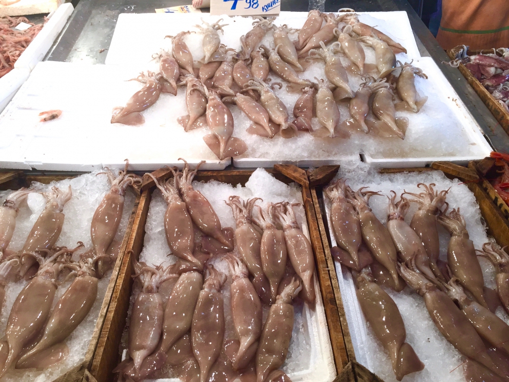 Photogallery






Breakfast with koulouri: you can find it all over town, we've chosen a kiosk between Korai and Stadiou, a stone's throw away from the university and not far from Psiri, the market area








Second stop, at Krinos (Aiolou 87): since 1922 it is the temple of loukoumades, pancakes fried in sesame oil and covered in honey and chopped almonds (loukuma is a word of Arab origins meaning nibble). A 6-piece portion costs 3.60 euros








The meat and fish market at Varvakios Agora (Athinas 42, a short walk from Krinos)








Come and grab some lamb!








Meat and fish market








Seafood delicacies. It's important to visit the fish market early in the morning because the best products are soon sold to restaurants





