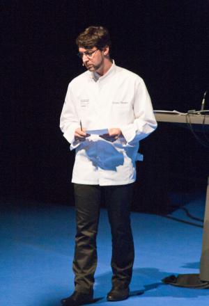 Galleria fotograficaAbigail Mendoza, cuoca del ristorante Tlamanalli di Oaxaca in MessicoAndoni Luis Aduriz, padrone di casa a Gastronomika e cuoco del Mugaritz di Errenteria, Paesi BaschiJuan Mar&igrave; ed Elena Arzak, padre e figlia del ristorante che porta il loro cognome a San Sebastian, Paesi BaschiA destra Rodrigo Oliveira, cuoco del Mocot&ograve; di San Paolo in Brasile, altro protagonista di Identit&agrave; Milano 2012Lo spettacolare lungomare della Concha, nota spiaggia di San SebastianIl brasiliano Claude TroisgrosI pomodori disidratati di Josean Alija, cuoco del Nerua, ristorante che &egrave; parte del Museo Guggenheim di BilbaoIngredienti autoctoni carioca presentati da Roberta Sudbrack, cuoca di Rio