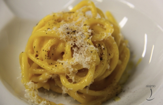 Galleria fotograficaSi parte con gli amuse-bouche, tra i quali anche uno spicchio di pizza, nella versione &ldquo;a vapore&rdquo; brevettata da Massimiliano e Raffaele (ne abbiamo parlato qui). Buona, &egrave; buona; poi, rende bene il tentativo delle Calandre di scrollarsi di dosso l&rsquo;ampollosit&agrave; del tristellato per indossare abiti pi&ugrave; casual (foto Passera)SCAMPI TOSTATI CON "FORMAGGIO" FRESCO DI LATTE DI FAVE, RADICCHIO E MELE
Formaggio tra virgolette, perch&eacute; si tratta in realt&agrave; di un tofu ottenuto da latte di fave fatto cagliare con l'aggiunta di nigari, un cloruro di magnesio estratto dall'acqua di mare. Fa da base agli scampi tostati. Il piatto &egrave; fresco e aromatico, anche per il forte impatto delle note agrumate dovute all'uso di succo di limone nella preparazione del tofu e poi dell'essenza spray di limone, della linea In.gredienti, che viene spruzzata a mise en place terminata, andandosi a fondere in difficile equilibrio con i sentori amarognoli del radicchio e quelli dolci della mela. La carnosit&agrave; iodica dello scampo, comunque, ne risulta perfettamente rispettata. La ricetta &egrave; raccontata dallo stesso Alajmo. Che poi dice: &laquo;E' una delle prime preparazioni che evidenzia la sensazione lattica di un vegetale. Caratteristica dominante &egrave; la leggerezza, unita alla percezione di totale integrit&agrave; di scampi, fave, mela, delle materie&raquo;&nbsp;(foto Sergio Coimbra)CAPPUCCINO DI SEPPIE AL NERO
Forse il piatto icona delle Calandre, giustamente imitato tanto da apparire oggi &ldquo;normale&rdquo;, perch&eacute; entrato stabilmente &ndash; nelle sue infinite varianti possibili &ndash; nel canovaccio della cucina d&rsquo;autore. Di perfetta armonia. Online si trovano decine di ricette per farselo a casa, ma forse conviene passare dal reparto gastronomia a Rubano, dove troverete le due componenti &ndash; la crema di patate e la seppia al nero &ndash; separate, sottovuoto, gi&agrave; dosate e pronte da portare e unire a casa (foto Wowe)Dice Alajmo: &laquo;Inizialmente servito in un piatto fondo, ha trovato poi forma nella trasparenza. Un bianco e nero verticale, enfatizzato dal ricordo perimetrico della seppia, un gioco votato a rivalutare la dignit&agrave; degli ingredienti poveri. Il cappuccino, rappresentato da un gusto basico-sapido, si pu&ograve; paragonare a un tiramis&ugrave;: la patata si traveste da mascarpone e la seppia da caff&egrave;. Semplice e avvolgente, stimola la salivazione in un compiacimento gustativo dai tratti infantili&raquo;CANNELLONI CROCCANTI DI RICOTTA E MOZZARELLA DI BUFALA CON PASSATA DI POMODORO
Un po&rsquo; come la pizza: madeleine quasi disarmante che rievoca casa, sapori familiari, atmosfere conosciute. A volte Massimiliano Alajmo viene accusato di essere troppo freddo, cerebrale, perfetto in una sorta di algidit&agrave; d&rsquo;autore. Questo piatto pu&ograve; anche essere la sua risposta, di indubbia classe (foto Wowe)Dice Alajmo: &laquo;Candele friabili e cremose dal sapore di pizza conducono inevitabilmente i polpastrelli al gioco spensierato della scarpetta. Un calzone insolito, decisamente partenopeo, che risveglia quell&rsquo;istinto inconsapevole, proprio dei bambini&raquo;RISOTTO ALLO ZAFFERANO CON POLVERE DI LIQUIRIZIA
Che Andy Hayler, il diversamente celebre ex manager Shell che s&rsquo;&egrave; girato tutti i ristoranti tristellati del mondo, lo abbia classificato come &ldquo;risotto pi&ugrave; buono del pianeta&rdquo;, fa parte in fondo delle sciocchezzuole di cui si parla giusto per curiosit&agrave;. E&rsquo; invece, al pari del Cappuccino di seppie al nero, il signature dish che trova sulla rete centinaia di imitatori pi&ugrave; o meno improvvisati. Accarezza le papille gustative con suadenza che sulle prime non t&rsquo;aspetteresti ma che non risulta aliena, in un incontro-scontro che diventa connubio perfetto, come spiega lo stesso Alajmo (foto Wowe)Dice infatti Alajmo: &laquo;Dedicato a Mariapia, mia moglie, e alla sua terra, liquirizia e dallo zafferano, congiungono le parti pi&ugrave; estreme della pianta: l&rsquo;una bassa, profonda e nascosta, l&rsquo;altra alta, seducente e luminosa. Quasi fosse un dialogo tra gli opposti: l&rsquo;origine e la crescita, la nascita e la rinascita. Di fatto i due ingredienti presentano caratteristiche simili e nel contempo opposte. L&rsquo;uno entra in bocca amaro e ne esce dolce, l&rsquo;altro entra dolce e ne esce amaro; un inseguimento, una reale staffetta del gusto. I colori rispecchiano il contrasto pur mantenendo una verit&agrave; nascosta. La parte pi&ugrave; tenebrosa, solo alla presenza della luce. Un&rsquo;analogia forte, un piatto per molti aspetti rassicurante&raquo; (foto Wowe)