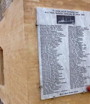 Galleria fotografica






In cammino verso il Noma. Il ristorante è al piano terra del palazzone più a sinistra. Per arrivarci dalla popolare insenatura di Nyhavn (il punto da cui è scattata la foto), occorre fare un bel giro. Ma si notano i lavori per la costruzione di un ponte. Che condurrà dritto all'insegna








Altra prospettiva sul Noma da Nyhavn. Il ristorante galleggia sulla Christianshavn, una delle tante isole artificiali che compongono Copenhagen








Di là del fiume, sulla lunga via che conduce allo spiazzo del Noma








Uno scenario molto tranquillo, di case pastello. Il silenzio è perché vanno tutti in bici













Al massimo si sente rombare qualche scafo








Il vascello davanti al Noma. Oltre a quella danese, sventolano le bandiere di Isole Far Oer e Groenlandia: le loro ambasciate sono nello stesso palazzo del ristorante. Coerenza nordica








Il retro del ristorante. L'80% delle 80 persone che lavorano al Noma viene a lavorare in bici, chef incluso





