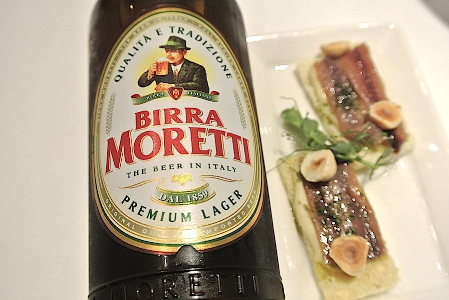 Galleria fotografica





















Schegge di Grana Padano, fettine di prosciutto crudi e Ferrari Maximum Brut come aperitivo a Stelle di Stelle


















Acciughe del Cantabrico, salsa tonnata e nocciole del Piemonte





