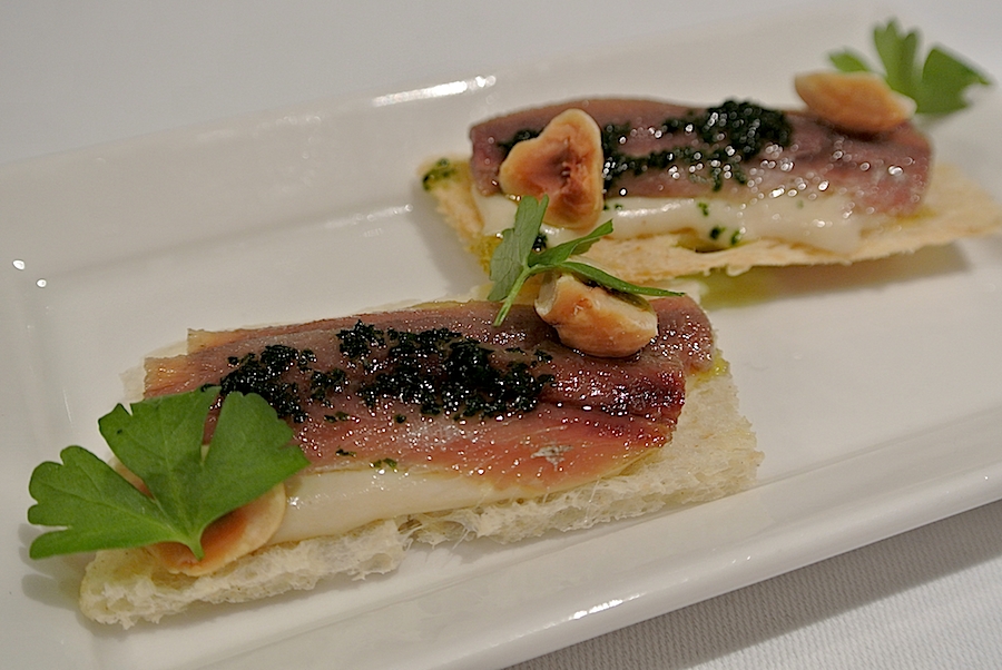 Galleria fotografica





















Schegge di Grana Padano, fettine di prosciutto crudi e Ferrari Maximum Brut come aperitivo a Stelle di Stelle















