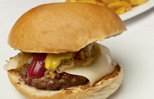 Galleria fotograficaLa copertina dell&rsquo;ultimo libro di Ferran Adri&agrave;: Il pranzo in famiglia. In uno strillo &egrave; scritto che si tratta del &ldquo;primo e unico libro di ricette per cucinare a casa del leggendario ristorante el Bulli&rdquo;. Verissimo: tempio della cucina creativa, nessuno sarebbe andato fino a Roses sulla costa mediterranea a ridosso del confine tra la Spagna e la Francia per i Fagioli con le vongole o l&rsquo;Insalata Waldorf, almeno non nelle loro versioni tradizionali e quotidiane. Per&ograve; i 75 che ogni giorno dovevano sfamarsi (il ristorante ha chiuso a fine luglio per essere trasformato in una fondazione per la ricerca gastronomica) lo facevano con i men&ugrave; raccontati nelle pagine edite da Phaidon. Piatti rassicuranti, raccontati perch&eacute; &ldquo;dopo l&rsquo;annuncio della chiusura ci &egrave; sembrato un sacrilegio lasciare che il loro lavoro ammuffisse in un cassetto&rdquo;.