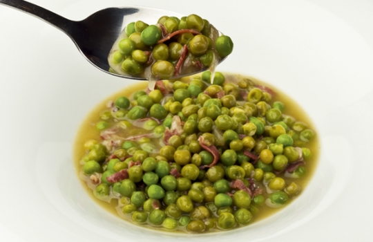 Galleria fotograficaLa copertina dell&rsquo;ultimo libro di Ferran Adri&agrave;: Il pranzo in famiglia. In uno strillo &egrave; scritto che si tratta del &ldquo;primo e unico libro di ricette per cucinare a casa del leggendario ristorante el Bulli&rdquo;. Verissimo: tempio della cucina creativa, nessuno sarebbe andato fino a Roses sulla costa mediterranea a ridosso del confine tra la Spagna e la Francia per i Fagioli con le vongole o l&rsquo;Insalata Waldorf, almeno non nelle loro versioni tradizionali e quotidiane. Per&ograve; i 75 che ogni giorno dovevano sfamarsi (il ristorante ha chiuso a fine luglio per essere trasformato in una fondazione per la ricerca gastronomica) lo facevano con i men&ugrave; raccontati nelle pagine edite da Phaidon. Piatti rassicuranti, raccontati perch&eacute; &ldquo;dopo l&rsquo;annuncio della chiusura ci &egrave; sembrato un sacrilegio lasciare che il loro lavoro ammuffisse in un cassetto&rdquo;.Nel primo pasto proposto, che si apre con la Caesar salad e si chiude con la Torta Santiago, bassa, alle mandorle, spicca il Cheeseburger con le patatine. Ovviamente la ricetta &egrave; all&rsquo;insegna del fai da te e l&rsquo;indicazione &egrave; per 250 di carne di manzo macinata di alta qualit&agrave; (per due persone, ma servivano 8 chili per i 75 bullini), ma &ldquo;per comodit&agrave; potete utilizzare hamburger di buona qualit&agrave; gi&agrave; pronti&rdquo;. Poi i consigli utili: &ldquo;Potete aggiungere i contorni e i condimenti che preperiti, come cipolle, pomodori, cetriolini sott&rsquo;aceto, senape, ketchup e maionese. Per preparare le cipolle caramellate, affettate finemente delle cipolle e cuocetele a fuoco basso con poco olio per circa un&rsquo;ora, facendole appassire e dorare.
La foto &egrave; di Francesc Guillamet.Particolarmente ricco il settimo pranzo perch&eacute; al Risotto allo zafferano con funghi segue il Tacchino alla catalana con la Spuma di yogurt con fragole in dolce chiusura. Il tacchino, cosce di tacchino per la precisione, in questa versione ha le note dolci dell&rsquo;uvetta e delle prugne secche denocciolate (che rabbia quando qualcuno non toglie il nocciolo) e la piacevolezza dei pinoli.
Il Risotto allo zafferano si differenzia in alcuni momenti da quello canonico alla milanese. La cipolla ad esempio &egrave; rosolata nell&rsquo;olio e non nel burro, rosolata in fondo rapidamente perch&eacute; vengono indicati 5 minuti, e non 10 o 15. Il burro viene usato in chiusura per la mantecatura con un insolito tocco finale: succo di limone.
E i funghi? Champignon, crudi. Adri&agrave; li taglia con la mandolina e li fa cadere a pioggia sul risotto gi&agrave; porzionato nella fondina: &ldquo;Il calore del riso far&agrave; leggermente appassire i funghi&rdquo;.
La foto &egrave; di Francesc Guillamet.