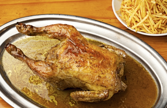 Galleria fotograficaLa copertina dell&rsquo;ultimo libro di Ferran Adri&agrave;: Il pranzo in famiglia. In uno strillo &egrave; scritto che si tratta del &ldquo;primo e unico libro di ricette per cucinare a casa del leggendario ristorante el Bulli&rdquo;. Verissimo: tempio della cucina creativa, nessuno sarebbe andato fino a Roses sulla costa mediterranea a ridosso del confine tra la Spagna e la Francia per i Fagioli con le vongole o l&rsquo;Insalata Waldorf, almeno non nelle loro versioni tradizionali e quotidiane. Per&ograve; i 75 che ogni giorno dovevano sfamarsi (il ristorante ha chiuso a fine luglio per essere trasformato in una fondazione per la ricerca gastronomica) lo facevano con i men&ugrave; raccontati nelle pagine edite da Phaidon. Piatti rassicuranti, raccontati perch&eacute; &ldquo;dopo l&rsquo;annuncio della chiusura ci &egrave; sembrato un sacrilegio lasciare che il loro lavoro ammuffisse in un cassetto&rdquo;.Nel primo pasto proposto, che si apre con la Caesar salad e si chiude con la Torta Santiago, bassa, alle mandorle, spicca il Cheeseburger con le patatine. Ovviamente la ricetta &egrave; all&rsquo;insegna del fai da te e l&rsquo;indicazione &egrave; per 250 di carne di manzo macinata di alta qualit&agrave; (per due persone, ma servivano 8 chili per i 75 bullini), ma &ldquo;per comodit&agrave; potete utilizzare hamburger di buona qualit&agrave; gi&agrave; pronti&rdquo;. Poi i consigli utili: &ldquo;Potete aggiungere i contorni e i condimenti che preperiti, come cipolle, pomodori, cetriolini sott&rsquo;aceto, senape, ketchup e maionese. Per preparare le cipolle caramellate, affettate finemente delle cipolle e cuocetele a fuoco basso con poco olio per circa un&rsquo;ora, facendole appassire e dorare.
La foto &egrave; di Francesc Guillamet.Particolarmente ricco il settimo pranzo perch&eacute; al Risotto allo zafferano con funghi segue il Tacchino alla catalana con la Spuma di yogurt con fragole in dolce chiusura. Il tacchino, cosce di tacchino per la precisione, in questa versione ha le note dolci dell&rsquo;uvetta e delle prugne secche denocciolate (che rabbia quando qualcuno non toglie il nocciolo) e la piacevolezza dei pinoli.
Il Risotto allo zafferano si differenzia in alcuni momenti da quello canonico alla milanese. La cipolla ad esempio &egrave; rosolata nell&rsquo;olio e non nel burro, rosolata in fondo rapidamente perch&eacute; vengono indicati 5 minuti, e non 10 o 15. Il burro viene usato in chiusura per la mantecatura con un insolito tocco finale: succo di limone.
E i funghi? Champignon, crudi. Adri&agrave; li taglia con la mandolina e li fa cadere a pioggia sul risotto gi&agrave; porzionato nella fondina: &ldquo;Il calore del riso far&agrave; leggermente appassire i funghi&rdquo;.
La foto &egrave; di Francesc Guillamet.Il pranzo 22 contempla un Ananas con melassa e lime che ben poco mi emoziona, al contrario degli altri due piatti, i Piselli e prosciutto e il Pollo arrosto con patatine, piatti di tante tavole non solo in Spagna e Italia. Rispetto ai Piselli e prosciutto a cui sono abituato (e che gradisco molto), al Bulli preferiscono il prosciutto crudo a quello cotto. C&rsquo;&egrave; pure una intrigante nota di cannella (in stecche) e anche una di menta, mentre i piselli sono surgelati. In stagione mille volte meglio quelli freschi, fini e dolci ma in famiglia o tra amici &egrave; una cosa in 75 tutta un&rsquo;altra.
La foto &egrave; di Francesc Guillamet.