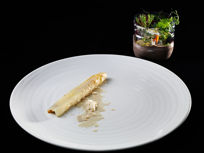 Galleria fotografica






Matteo Rizzo: Funghi porcini al timo
Matteo, il figlio di Elia Rizzo, chef e patron del pluristellato Desco a Verona, telefono +30.045.5953598, ha avuto il grande merito di essersi messo in gioco, forte di una decisone presa alcuni anni fa: nutrirsi in maniera prevalentemente vegetariana. Due piatti ben eseguiti, senza però speciali guizzi creativi in chiave vegana.








Matteo Rizzo: Crema di patate
Bella una frase detta da Matteo Rizzo, trent’anni, al momento di presentare la sua Crema di patate con porro caramellato allo zafferano e sapore di mare (per via dell’erba-ostrica): “Io mi ritengo una ristoratore”. Ecco uno che va oltre il concetto di chef, ormai svuotato da ogni significato e sostanza.








Mario Gagliardi: Dolce, salato, aspro
Ci si aspettava di più da un cuoco in forza al CascinaleNuovo dei fratelli Ferretto a Isola d’Asti nell’Astigiano, telefono +39.0141.958166. Di certo il giovane Mario Gagliardi ha messo nei due piatti la sua terra, andando anche oltre il tema per via del miele d’acacia in questa tavolozza di sapori e colori intitolata Dolce, salato, aspro, amaro in Piemonte. Tante cose, tanta volontà ma anche tanto da limare e correggere.








Mario Gaglardi: Ying e Yang riso e fagioli
Yin e Yang, concetti alti, il nero (yin – e non ying) e il bianco (Yang), la notte e il giorno, il buio e la luce fino a questo piatto di riso nero e fagioli, anche di tofu e di nocciole. Insomma…








Femke van den Heuvel: Roll of asparagus
Donna eccezionale l’olandese Femke van den Heuvel del ristorante Vlam in de pan ad Haarlem, nome scelto con ironia perché in italiano si traduce Fuoco di pagliua quando Femke e la sua cucina sonno tutt’altro che illusioni, fuochi di paglia per l’appunto. Il via con il Roll of asparagus stuffed with hazelnut ricotta, un rotolo di asparagi (fuori) e ricotta lavorata con le nocciole (dentro) che ha fatto un po’ da apripista a altre tre lavorazioni, tutte molto serie e intelligenti. Purtroppo anche poco belle, molto buone di certo.








Femke van den Heuvel: Lava of spring vegetables
Applausi per Femke van den Heuvel anche con Lava, una eruzione di primizie di primavera, erbe aromatiche e alghe. Una tavolozza sulla quale ha disposto i suoi orti, un campionario che ognuno gustava a suo piacimento, stupendosi davanti a tanti ingredienti simili ma mai uguali tra loro. Una curiosità: Femke non usa sale perché in Olanda viene importato. Per salare ricorre, quando serve, all’acqua marina. Coerente. E quei funghi shiitake? Tranquilli: coltivati in Olanda.








Daniela Cicioni: Fermentino
Daniela Cicioni, chef vegana e crudista senza paraocchi, molto curiosa alla cucina nella sua globalità, si impegna a mille per perorare la causa di una golosa e completa alimentazione vegana senza disdegnare la piacevolezza d’insieme di ogni proposta. I due fermentini, simil-formaggi prodotti partendo dalle mandorle, uno fresco e l’altro stagionato starebbe a loro agio nel carrello dei formaggi di ogni locale stellato. Un antipasto da applausi sinceri.








Daniela Cicioni: Cous cous di mais
E con il Cous cous di mais con cagliata di mandorle affumicata, fiori di zucchina essiccata e ortaggi, la Cicioni ha idealmente strappato una standing ovation. Ricetta a base di mais, quindi ideale anche per i celiaci, ha confermato che la cucina vegana può anche essere bella e non solo ottima. Importante una frase che la cuoco lombarda ama ripetere di credere nella creatività, nella passione e nel rispetto, perché "la Creatività è l'Intelligenza che si diverte”. Firmato Albert Einstein, vegetariano nell’ultima parte della sua vita.








Carla Aradelli: Pisarei di pane al farro
Piatto forte della Aradelli i Pisarei e faṡö. Certo non la versione originale piacentina perché i gnocchetti, nella circostanza preparati con farina di farro, passano senza problemi al vaglio vegano, ma la salsa di fagioli si nutre di pancetta. E’ o non è la bandiera di Piacenza? E allora ecco Carla pensare a un condimento di pomodorini, semi di zucca, capperi di Salina e timo. Piatto piacevolissimo.








Carla Aradelli: Bortolina di ceci con zucchine fiorite
Carla Aradelli, chef e titolare con il marito Maurizio Rossi del ristorante Riva a Ponte Dell’Olio in provincia di Piacenza, telefono +39.0523.875193, ha proposto in chiave vegana due classici della sua terra a iniziare dalla Bortolina. Sorta di piadina piuttosto che di testarolo da imbottire con salumi, maiale quindi, è stata ripensata dalla cuoca in chiave ligure in omaggio alle radici del suo compagno. Spazio quindi alla farina di ceci per ricordare la farinata, accompagnata da zucchine fiorite ripiene di melanzane cotte al naturale e tofu. Molto saporita e quindi gradita in maniera paticolare.








Antonia Klugmann: Spinacino selvatico
Antonia Klugmann, triestina, chef del Venissa sull’isola di Mazzorbo a Venezia, telefono +39.041.5272281, ha stupito e stregato con due preparazioni che sono regolarmente in carta, nel menù degustazione. Antonia non ha voluto creare qualcosa di specifico per l’occasione, un piatto da esibizione, per dimostrare che in un ristorante possono coesistere più aspetti, un po’ come per una persona che, pur cambiando d’abito, rimane sempre se stessa. Primo a uscire lo Spinacino selvatico, piantaggine, rose e carcadè, la trasposizione del lavoro nell’orto del ristorante. Essenziale, splendido, dai profumi persistenti.








Antonia Klugmann: Il fiore della zucchina
Seconda uscita firmata Klugmann, il Fiore della zucchina affumicato e la nostra senape. Piatto straordinario perché il fiore, che sempre si presta a essere farcito, era praticamente vuoto ma lo stesso le fragranze, tra affumicatura e senape, erano così lunghe e nette da farti gustare lo stesso un fiore ripieno. Solo di tutt’altro rispetto a una ricotta piuttosto che mozzarella e acciughe. Stregante.








Anders Ramsay: Tomato & asparagus salad
Anders Ramsay, svedese che lavora in un catering a Solna (Stoccolma), cognome scozzese perché le radici affondano nel nord dell’isola britannica, ha servito due proposte che suonavano come le due facce di una medaglia. Purtroppo si è fatto fatica a cogliere subito il preciso lavoro con foglie, insalate, fiori, ortaggi, un lavoro anche di recupero perché nulla fosse scartato. Tutto molto fresco e colorato. Con l’iniziale insalata di pomodori e asparagi Anders ha voluto dare “A budding sensation”, una sensazione erbacea. Piatto bello e buono, forse troppo già visto per salire in classifica.








Anders Ramsay: Summer salad
Sempre Ramsay con la Summer salad, un’insalata estiva presentata come “And then the flowers!”, e dopo i fiori, dopo l’insalata di pomodori e asparagi. Splendido il lavoro di colori, forme, gusti, valido anche il rotolo ripieno di spinaci, grano saraceno e fagioli solo che sembrava un corpo estraneo. Ma la sostanza era racchiusa lì.








Alberto Quadrio: Terra
Terra invece, la terra di Alberto Quadrio, lì per lì ha lasciato perplessi un po’ tutti. Il cuoco ha inteso ricreare un orto, un pezzetto piccolo così, nel fondo di una bottiglia di plastica. Efficace e coraggioso, con la plastica che richiamava l’inquinamento prodotto dall’uomo, è risultato confuso all’assaggio, troppo di tutto. Però, ancora una volta, tanto carattere. Quando si è giovani, meglio essere umili che dei fenomeni precoci che rischiano di credere di non avere niente più da imparare.





