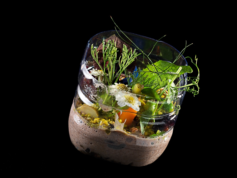 Galleria fotografica






Matteo Rizzo: Funghi porcini al timo
Matteo, il figlio di Elia Rizzo, chef e patron del pluristellato Desco a Verona, telefono +30.045.5953598, ha avuto il grande merito di essersi messo in gioco, forte di una decisone presa alcuni anni fa: nutrirsi in maniera prevalentemente vegetariana. Due piatti ben eseguiti, senza però speciali guizzi creativi in chiave vegana.








Matteo Rizzo: Crema di patate
Bella una frase detta da Matteo Rizzo, trent’anni, al momento di presentare la sua Crema di patate con porro caramellato allo zafferano e sapore di mare (per via dell’erba-ostrica): “Io mi ritengo una ristoratore”. Ecco uno che va oltre il concetto di chef, ormai svuotato da ogni significato e sostanza.








Mario Gagliardi: Dolce, salato, aspro
Ci si aspettava di più da un cuoco in forza al CascinaleNuovo dei fratelli Ferretto a Isola d’Asti nell’Astigiano, telefono +39.0141.958166. Di certo il giovane Mario Gagliardi ha messo nei due piatti la sua terra, andando anche oltre il tema per via del miele d’acacia in questa tavolozza di sapori e colori intitolata Dolce, salato, aspro, amaro in Piemonte. Tante cose, tanta volontà ma anche tanto da limare e correggere.








Mario Gaglardi: Ying e Yang riso e fagioli
Yin e Yang, concetti alti, il nero (yin – e non ying) e il bianco (Yang), la notte e il giorno, il buio e la luce fino a questo piatto di riso nero e fagioli, anche di tofu e di nocciole. Insomma…








Femke van den Heuvel: Roll of asparagus
Donna eccezionale l’olandese Femke van den Heuvel del ristorante Vlam in de pan ad Haarlem, nome scelto con ironia perché in italiano si traduce Fuoco di pagliua quando Femke e la sua cucina sonno tutt’altro che illusioni, fuochi di paglia per l’appunto. Il via con il Roll of asparagus stuffed with hazelnut ricotta, un rotolo di asparagi (fuori) e ricotta lavorata con le nocciole (dentro) che ha fatto un po’ da apripista a altre tre lavorazioni, tutte molto serie e intelligenti. Purtroppo anche poco belle, molto buone di certo.








Femke van den Heuvel: Lava of spring vegetables
Applausi per Femke van den Heuvel anche con Lava, una eruzione di primizie di primavera, erbe aromatiche e alghe. Una tavolozza sulla quale ha disposto i suoi orti, un campionario che ognuno gustava a suo piacimento, stupendosi davanti a tanti ingredienti simili ma mai uguali tra loro. Una curiosità: Femke non usa sale perché in Olanda viene importato. Per salare ricorre, quando serve, all’acqua marina. Coerente. E quei funghi shiitake? Tranquilli: coltivati in Olanda.








Daniela Cicioni: Fermentino
Daniela Cicioni, chef vegana e crudista senza paraocchi, molto curiosa alla cucina nella sua globalità, si impegna a mille per perorare la causa di una golosa e completa alimentazione vegana senza disdegnare la piacevolezza d’insieme di ogni proposta. I due fermentini, simil-formaggi prodotti partendo dalle mandorle, uno fresco e l’altro stagionato starebbe a loro agio nel carrello dei formaggi di ogni locale stellato. Un antipasto da applausi sinceri.








Daniela Cicioni: Cous cous di mais
E con il Cous cous di mais con cagliata di mandorle affumicata, fiori di zucchina essiccata e ortaggi, la Cicioni ha idealmente strappato una standing ovation. Ricetta a base di mais, quindi ideale anche per i celiaci, ha confermato che la cucina vegana può anche essere bella e non solo ottima. Importante una frase che la cuoco lombarda ama ripetere di credere nella creatività, nella passione e nel rispetto, perché "la Creatività è l'Intelligenza che si diverte”. Firmato Albert Einstein, vegetariano nell’ultima parte della sua vita.








Carla Aradelli: Pisarei di pane al farro
Piatto forte della Aradelli i Pisarei e faṡö. Certo non la versione originale piacentina perché i gnocchetti, nella circostanza preparati con farina di farro, passano senza problemi al vaglio vegano, ma la salsa di fagioli si nutre di pancetta. E’ o non è la bandiera di Piacenza? E allora ecco Carla pensare a un condimento di pomodorini, semi di zucca, capperi di Salina e timo. Piatto piacevolissimo.








Carla Aradelli: Bortolina di ceci con zucchine fiorite
Carla Aradelli, chef e titolare con il marito Maurizio Rossi del ristorante Riva a Ponte Dell’Olio in provincia di Piacenza, telefono +39.0523.875193, ha proposto in chiave vegana due classici della sua terra a iniziare dalla Bortolina. Sorta di piadina piuttosto che di testarolo da imbottire con salumi, maiale quindi, è stata ripensata dalla cuoca in chiave ligure in omaggio alle radici del suo compagno. Spazio quindi alla farina di ceci per ricordare la farinata, accompagnata da zucchine fiorite ripiene di melanzane cotte al naturale e tofu. Molto saporita e quindi gradita in maniera paticolare.








Antonia Klugmann: Spinacino selvatico
Antonia Klugmann, triestina, chef del Venissa sull’isola di Mazzorbo a Venezia, telefono +39.041.5272281, ha stupito e stregato con due preparazioni che sono regolarmente in carta, nel menù degustazione. Antonia non ha voluto creare qualcosa di specifico per l’occasione, un piatto da esibizione, per dimostrare che in un ristorante possono coesistere più aspetti, un po’ come per una persona che, pur cambiando d’abito, rimane sempre se stessa. Primo a uscire lo Spinacino selvatico, piantaggine, rose e carcadè, la trasposizione del lavoro nell’orto del ristorante. Essenziale, splendido, dai profumi persistenti.








Antonia Klugmann: Il fiore della zucchina
Seconda uscita firmata Klugmann, il Fiore della zucchina affumicato e la nostra senape. Piatto straordinario perché il fiore, che sempre si presta a essere farcito, era praticamente vuoto ma lo stesso le fragranze, tra affumicatura e senape, erano così lunghe e nette da farti gustare lo stesso un fiore ripieno. Solo di tutt’altro rispetto a una ricotta piuttosto che mozzarella e acciughe. Stregante.








Anders Ramsay: Tomato & asparagus salad
Anders Ramsay, svedese che lavora in un catering a Solna (Stoccolma), cognome scozzese perché le radici affondano nel nord dell’isola britannica, ha servito due proposte che suonavano come le due facce di una medaglia. Purtroppo si è fatto fatica a cogliere subito il preciso lavoro con foglie, insalate, fiori, ortaggi, un lavoro anche di recupero perché nulla fosse scartato. Tutto molto fresco e colorato. Con l’iniziale insalata di pomodori e asparagi Anders ha voluto dare “A budding sensation”, una sensazione erbacea. Piatto bello e buono, forse troppo già visto per salire in classifica.








Anders Ramsay: Summer salad
Sempre Ramsay con la Summer salad, un’insalata estiva presentata come “And then the flowers!”, e dopo i fiori, dopo l’insalata di pomodori e asparagi. Splendido il lavoro di colori, forme, gusti, valido anche il rotolo ripieno di spinaci, grano saraceno e fagioli solo che sembrava un corpo estraneo. Ma la sostanza era racchiusa lì.





