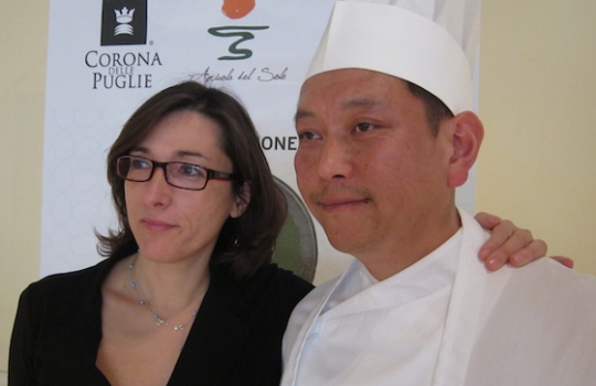 Galleria fotograficaParticolare della giacca da cuoca di Antonella Millarte, gastronoma, appassionata sostenitrice della causa della qualit&agrave; dell'agro-alimentare pugliese. Ha presentato l'intera giornata di Qoco 2011 alla Tenuta Cocevola ad AndriaLo chef Ishii Hidenao e il giornalista Shingeru Haiashi, socio di Eataly in Giappone
Posate surgelate per il sashimiL'Insalata di orata cruda di Ishii HidenaoYuko Suyama, giornalista giapponese da tempo trapiantata a MilanoAntonella Millarte con Bill Knott, Elisabeth Minchilli e Lucy GordanLa Calamarata con ceci neri, gamberi crudi e bottarga di muggine di Alex Pilas, il responsabile di tutta la ristorazione di Eataly New York. Alle sue dipendenze oltre 400 persone