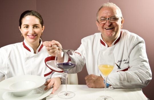 Galleria fotograficaQuello che vedete &egrave; un piatto di pura felicit&agrave;. Una sintesi suprema di minimalismo e complessit&agrave;, profondit&agrave; e nitore. Tomates en salsa, hierbas arom&aacute;ticas y fondo de alcaparras: dunque solo natura, ma che deflagra tra le fauci, assale le papille gustative e sembra lo sciabordio d&rsquo;onde contro lo scoglio, per&ograve; a percuotervi ed avvilupparvi ci pensano deliziosi umori vegetali. Vedete, si tratta di semplici pomodorini, &laquo;sono andato in un orto botanico incredibile, nel centro della Spagna. Ho assaggiato quaranta variet&agrave; di pomodori, un&rsquo;esperienza fantastica&raquo;, spiega lo chef. Al loro interno vengono siringati vari infusi a base di basilico e altre erbe, differenti l&rsquo;uno dall&rsquo;altro, il tutto si adagia su un fondo di consomm&eacute; di capperi. E&rsquo; un piatto-gioco, didascalico, splendido e spettacolare: ogni boccone rivela note diverse, qualcuno spiazza con una leggera affumicatura della polpa, ma ognuno vanta un&rsquo;incredibile potenza aromatica. &laquo;Il miglior piatto di pomodori che abbia mai mangiato&raquo;, secondo Joan Roca, tre stelle Michelin a Girona: c&rsquo;&egrave; la sorpresa delle molteplici declinazioni di sapore (&laquo;Di cosa sa questo?&raquo;, diventa una divertente caccia al gusto), s&rsquo;alternano successivi gradi di dolcezza e acidit&agrave;, fum&eacute; e speziato... E poi le consistenze, lo shot brodoso-sapido, appena tiepido, che scoppia in bocca quando il dente squarcia la tenera superficie polposa... Scoperta assoluta.L&rsquo;autore del piatto appena descritto &egrave; l&rsquo;uomo (uomo o ragazzo? In fondo &egrave; un classe 1978...) che vedete nella foto. Di lui si &egrave; detto: &laquo;Ci troviamo, lo ripetiamo per l&rsquo;ennesima volta, davanti a un GENIO. Ci&ograve; &egrave;, al disopra di qualsiasi altra considerazione, Josean Mart&iacute;nez Alija&raquo;. Ecco, condividiamo totalmente queste parole che il grande critico gastronomico spagnolo Rafael Garc&iacute;a Santos, creatore de Lo mejor de la gastronomia, rivolge nei suoi confronti. Assaggiare i piatti di Alija &egrave; un&rsquo;esperienza folgorante anche per il gourmet pi&ugrave; disincantato. Paul Bocuse: &laquo;Una delle migliori cucine della mia vita&raquo;.Alija ha da poco pi&ugrave; di tre mesi aperto il suo nuovo ristorante, Nerua, che si trova come il precedente all&rsquo;interno dell&rsquo;affascinante complesso disegnato dall&rsquo;archistar statunitense Frank O. Gehry per ospitare le collezioni del Guggenheim, a Bilbao. Lo chef &egrave; nelle cucina del museo fin dalla sua apertura, nel 1997, quando era appena maggiorenne; poco dopo primo responsabile (scelto da Martin Berasategui...). &laquo;Nerua &egrave; il culmine di tredici anni di lavoro durante i quali il ristorante del museo &egrave; stato un punto di riferimento gastronomico per i nostri visitatori. Il piacere estetico dell'edificio si sposta ora in questo nuovo spazio d&rsquo;avanguardia&raquo;, ha commentato Juan Ignacio Vidarte, direttore generale del Guggenheim. Nerua si trova accanto alla sala che ospita The Matter of Time, imponente installazione di Richard Serra, ma ha un ingresso indipendente dalla strada.Il nome Nerua &egrave; un gioco di suoni e parole. Il fiume che scorre a fianco del Guggenheim, a due passi dal ristorante, &egrave; il Nervi&oacute;n, l&rsquo;antico Nerva latino. La lingua euskadi, per&ograve;, non contempla la &ldquo;v&rdquo;, mentre quella latina classica utilizzava la &ldquo;v&rdquo; sia per indicare il relativo suono consonantico che quello vocalico &ldquo;u&rdquo;. Cos&igrave; &ldquo;Nerua&rdquo; &egrave;, nello stesso tempo, termine d&rsquo;echi prettamente baschi (l&rsquo;identit&agrave;), che designa il fiume (il territorio) e rimanda alla storia (la tradizione). Il tutto, per designare una cucina che va a braccetto col futuro.&laquo;Il peggio che pu&ograve; capitare ad un genio &egrave; di essere compreso&raquo;, ironizzava Ennio Flaiano. Su tale base non dovrebbe destar sorpresa - eppure rimaniamo ugualmente attoniti e dubbiosi - apprendere che Nerua non meriti nemmeno una stella, secondo gli immarcescibili ispettori della guida Michelin. Un altro punto di riferimento gastronomico, agli antipodi rispetto al suddetto, quello dei 50Best 2011, non colloca Alija neppure tra i primi cento chef del mondo. Perdona loro, perch&eacute; non sanno quello che fanno (Vangelo di Luca 23,34). P.s.: Identit&agrave; Golose ha premiato Alija come miglior chef straniero fin dal 2009...
