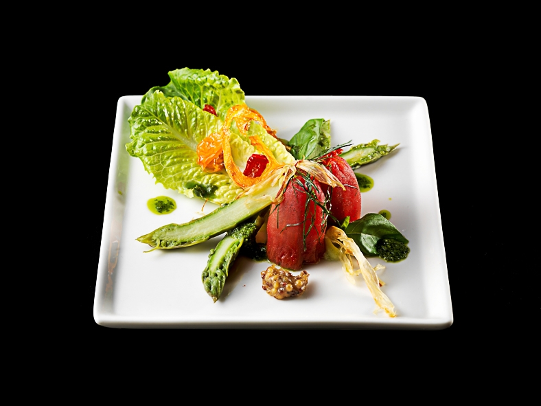 Galleria fotografica






Matteo Rizzo: Funghi porcini al timo
Matteo, il figlio di Elia Rizzo, chef e patron del pluristellato Desco a Verona, telefono +30.045.5953598, ha avuto il grande merito di essersi messo in gioco, forte di una decisone presa alcuni anni fa: nutrirsi in maniera prevalentemente vegetariana. Due piatti ben eseguiti, senza però speciali guizzi creativi in chiave vegana.








Matteo Rizzo: Crema di patate
Bella una frase detta da Matteo Rizzo, trent’anni, al momento di presentare la sua Crema di patate con porro caramellato allo zafferano e sapore di mare (per via dell’erba-ostrica): “Io mi ritengo una ristoratore”. Ecco uno che va oltre il concetto di chef, ormai svuotato da ogni significato e sostanza.








Mario Gagliardi: Dolce, salato, aspro
Ci si aspettava di più da un cuoco in forza al CascinaleNuovo dei fratelli Ferretto a Isola d’Asti nell’Astigiano, telefono +39.0141.958166. Di certo il giovane Mario Gagliardi ha messo nei due piatti la sua terra, andando anche oltre il tema per via del miele d’acacia in questa tavolozza di sapori e colori intitolata Dolce, salato, aspro, amaro in Piemonte. Tante cose, tanta volontà ma anche tanto da limare e correggere.








Mario Gaglardi: Ying e Yang riso e fagioli
Yin e Yang, concetti alti, il nero (yin – e non ying) e il bianco (Yang), la notte e il giorno, il buio e la luce fino a questo piatto di riso nero e fagioli, anche di tofu e di nocciole. Insomma…








Femke van den Heuvel: Roll of asparagus
Donna eccezionale l’olandese Femke van den Heuvel del ristorante Vlam in de pan ad Haarlem, nome scelto con ironia perché in italiano si traduce Fuoco di pagliua quando Femke e la sua cucina sonno tutt’altro che illusioni, fuochi di paglia per l’appunto. Il via con il Roll of asparagus stuffed with hazelnut ricotta, un rotolo di asparagi (fuori) e ricotta lavorata con le nocciole (dentro) che ha fatto un po’ da apripista a altre tre lavorazioni, tutte molto serie e intelligenti. Purtroppo anche poco belle, molto buone di certo.








Femke van den Heuvel: Lava of spring vegetables
Applausi per Femke van den Heuvel anche con Lava, una eruzione di primizie di primavera, erbe aromatiche e alghe. Una tavolozza sulla quale ha disposto i suoi orti, un campionario che ognuno gustava a suo piacimento, stupendosi davanti a tanti ingredienti simili ma mai uguali tra loro. Una curiosità: Femke non usa sale perché in Olanda viene importato. Per salare ricorre, quando serve, all’acqua marina. Coerente. E quei funghi shiitake? Tranquilli: coltivati in Olanda.








Daniela Cicioni: Fermentino
Daniela Cicioni, chef vegana e crudista senza paraocchi, molto curiosa alla cucina nella sua globalità, si impegna a mille per perorare la causa di una golosa e completa alimentazione vegana senza disdegnare la piacevolezza d’insieme di ogni proposta. I due fermentini, simil-formaggi prodotti partendo dalle mandorle, uno fresco e l’altro stagionato starebbe a loro agio nel carrello dei formaggi di ogni locale stellato. Un antipasto da applausi sinceri.








Daniela Cicioni: Cous cous di mais
E con il Cous cous di mais con cagliata di mandorle affumicata, fiori di zucchina essiccata e ortaggi, la Cicioni ha idealmente strappato una standing ovation. Ricetta a base di mais, quindi ideale anche per i celiaci, ha confermato che la cucina vegana può anche essere bella e non solo ottima. Importante una frase che la cuoco lombarda ama ripetere di credere nella creatività, nella passione e nel rispetto, perché "la Creatività è l'Intelligenza che si diverte”. Firmato Albert Einstein, vegetariano nell’ultima parte della sua vita.








Carla Aradelli: Pisarei di pane al farro
Piatto forte della Aradelli i Pisarei e faṡö. Certo non la versione originale piacentina perché i gnocchetti, nella circostanza preparati con farina di farro, passano senza problemi al vaglio vegano, ma la salsa di fagioli si nutre di pancetta. E’ o non è la bandiera di Piacenza? E allora ecco Carla pensare a un condimento di pomodorini, semi di zucca, capperi di Salina e timo. Piatto piacevolissimo.








Carla Aradelli: Bortolina di ceci con zucchine fiorite
Carla Aradelli, chef e titolare con il marito Maurizio Rossi del ristorante Riva a Ponte Dell’Olio in provincia di Piacenza, telefono +39.0523.875193, ha proposto in chiave vegana due classici della sua terra a iniziare dalla Bortolina. Sorta di piadina piuttosto che di testarolo da imbottire con salumi, maiale quindi, è stata ripensata dalla cuoca in chiave ligure in omaggio alle radici del suo compagno. Spazio quindi alla farina di ceci per ricordare la farinata, accompagnata da zucchine fiorite ripiene di melanzane cotte al naturale e tofu. Molto saporita e quindi gradita in maniera paticolare.








Antonia Klugmann: Spinacino selvatico
Antonia Klugmann, triestina, chef del Venissa sull’isola di Mazzorbo a Venezia, telefono +39.041.5272281, ha stupito e stregato con due preparazioni che sono regolarmente in carta, nel menù degustazione. Antonia non ha voluto creare qualcosa di specifico per l’occasione, un piatto da esibizione, per dimostrare che in un ristorante possono coesistere più aspetti, un po’ come per una persona che, pur cambiando d’abito, rimane sempre se stessa. Primo a uscire lo Spinacino selvatico, piantaggine, rose e carcadè, la trasposizione del lavoro nell’orto del ristorante. Essenziale, splendido, dai profumi persistenti.








Antonia Klugmann: Il fiore della zucchina
Seconda uscita firmata Klugmann, il Fiore della zucchina affumicato e la nostra senape. Piatto straordinario perché il fiore, che sempre si presta a essere farcito, era praticamente vuoto ma lo stesso le fragranze, tra affumicatura e senape, erano così lunghe e nette da farti gustare lo stesso un fiore ripieno. Solo di tutt’altro rispetto a una ricotta piuttosto che mozzarella e acciughe. Stregante.





