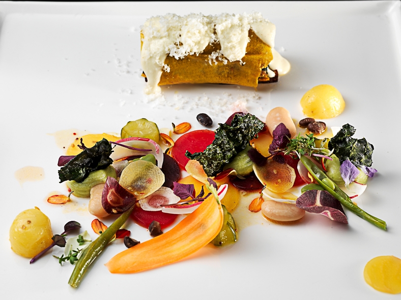 Galleria fotografica






Matteo Rizzo: Funghi porcini al timo
Matteo, il figlio di Elia Rizzo, chef e patron del pluristellato Desco a Verona, telefono +30.045.5953598, ha avuto il grande merito di essersi messo in gioco, forte di una decisone presa alcuni anni fa: nutrirsi in maniera prevalentemente vegetariana. Due piatti ben eseguiti, senza però speciali guizzi creativi in chiave vegana.








Matteo Rizzo: Crema di patate
Bella una frase detta da Matteo Rizzo, trent’anni, al momento di presentare la sua Crema di patate con porro caramellato allo zafferano e sapore di mare (per via dell’erba-ostrica): “Io mi ritengo una ristoratore”. Ecco uno che va oltre il concetto di chef, ormai svuotato da ogni significato e sostanza.








Mario Gagliardi: Dolce, salato, aspro
Ci si aspettava di più da un cuoco in forza al CascinaleNuovo dei fratelli Ferretto a Isola d’Asti nell’Astigiano, telefono +39.0141.958166. Di certo il giovane Mario Gagliardi ha messo nei due piatti la sua terra, andando anche oltre il tema per via del miele d’acacia in questa tavolozza di sapori e colori intitolata Dolce, salato, aspro, amaro in Piemonte. Tante cose, tanta volontà ma anche tanto da limare e correggere.








Mario Gaglardi: Ying e Yang riso e fagioli
Yin e Yang, concetti alti, il nero (yin – e non ying) e il bianco (Yang), la notte e il giorno, il buio e la luce fino a questo piatto di riso nero e fagioli, anche di tofu e di nocciole. Insomma…








Femke van den Heuvel: Roll of asparagus
Donna eccezionale l’olandese Femke van den Heuvel del ristorante Vlam in de pan ad Haarlem, nome scelto con ironia perché in italiano si traduce Fuoco di pagliua quando Femke e la sua cucina sonno tutt’altro che illusioni, fuochi di paglia per l’appunto. Il via con il Roll of asparagus stuffed with hazelnut ricotta, un rotolo di asparagi (fuori) e ricotta lavorata con le nocciole (dentro) che ha fatto un po’ da apripista a altre tre lavorazioni, tutte molto serie e intelligenti. Purtroppo anche poco belle, molto buone di certo.








Femke van den Heuvel: Lava of spring vegetables
Applausi per Femke van den Heuvel anche con Lava, una eruzione di primizie di primavera, erbe aromatiche e alghe. Una tavolozza sulla quale ha disposto i suoi orti, un campionario che ognuno gustava a suo piacimento, stupendosi davanti a tanti ingredienti simili ma mai uguali tra loro. Una curiosità: Femke non usa sale perché in Olanda viene importato. Per salare ricorre, quando serve, all’acqua marina. Coerente. E quei funghi shiitake? Tranquilli: coltivati in Olanda.








Daniela Cicioni: Fermentino
Daniela Cicioni, chef vegana e crudista senza paraocchi, molto curiosa alla cucina nella sua globalità, si impegna a mille per perorare la causa di una golosa e completa alimentazione vegana senza disdegnare la piacevolezza d’insieme di ogni proposta. I due fermentini, simil-formaggi prodotti partendo dalle mandorle, uno fresco e l’altro stagionato starebbe a loro agio nel carrello dei formaggi di ogni locale stellato. Un antipasto da applausi sinceri.








Daniela Cicioni: Cous cous di mais
E con il Cous cous di mais con cagliata di mandorle affumicata, fiori di zucchina essiccata e ortaggi, la Cicioni ha idealmente strappato una standing ovation. Ricetta a base di mais, quindi ideale anche per i celiaci, ha confermato che la cucina vegana può anche essere bella e non solo ottima. Importante una frase che la cuoco lombarda ama ripetere di credere nella creatività, nella passione e nel rispetto, perché "la Creatività è l'Intelligenza che si diverte”. Firmato Albert Einstein, vegetariano nell’ultima parte della sua vita.








Carla Aradelli: Pisarei di pane al farro
Piatto forte della Aradelli i Pisarei e faṡö. Certo non la versione originale piacentina perché i gnocchetti, nella circostanza preparati con farina di farro, passano senza problemi al vaglio vegano, ma la salsa di fagioli si nutre di pancetta. E’ o non è la bandiera di Piacenza? E allora ecco Carla pensare a un condimento di pomodorini, semi di zucca, capperi di Salina e timo. Piatto piacevolissimo.








Carla Aradelli: Bortolina di ceci con zucchine fiorite
Carla Aradelli, chef e titolare con il marito Maurizio Rossi del ristorante Riva a Ponte Dell’Olio in provincia di Piacenza, telefono +39.0523.875193, ha proposto in chiave vegana due classici della sua terra a iniziare dalla Bortolina. Sorta di piadina piuttosto che di testarolo da imbottire con salumi, maiale quindi, è stata ripensata dalla cuoca in chiave ligure in omaggio alle radici del suo compagno. Spazio quindi alla farina di ceci per ricordare la farinata, accompagnata da zucchine fiorite ripiene di melanzane cotte al naturale e tofu. Molto saporita e quindi gradita in maniera paticolare.








Antonia Klugmann: Spinacino selvatico
Antonia Klugmann, triestina, chef del Venissa sull’isola di Mazzorbo a Venezia, telefono +39.041.5272281, ha stupito e stregato con due preparazioni che sono regolarmente in carta, nel menù degustazione. Antonia non ha voluto creare qualcosa di specifico per l’occasione, un piatto da esibizione, per dimostrare che in un ristorante possono coesistere più aspetti, un po’ come per una persona che, pur cambiando d’abito, rimane sempre se stessa. Primo a uscire lo Spinacino selvatico, piantaggine, rose e carcadè, la trasposizione del lavoro nell’orto del ristorante. Essenziale, splendido, dai profumi persistenti.








Antonia Klugmann: Il fiore della zucchina
Seconda uscita firmata Klugmann, il Fiore della zucchina affumicato e la nostra senape. Piatto straordinario perché il fiore, che sempre si presta a essere farcito, era praticamente vuoto ma lo stesso le fragranze, tra affumicatura e senape, erano così lunghe e nette da farti gustare lo stesso un fiore ripieno. Solo di tutt’altro rispetto a una ricotta piuttosto che mozzarella e acciughe. Stregante.








Anders Ramsay: Tomato & asparagus salad
Anders Ramsay, svedese che lavora in un catering a Solna (Stoccolma), cognome scozzese perché le radici affondano nel nord dell’isola britannica, ha servito due proposte che suonavano come le due facce di una medaglia. Purtroppo si è fatto fatica a cogliere subito il preciso lavoro con foglie, insalate, fiori, ortaggi, un lavoro anche di recupero perché nulla fosse scartato. Tutto molto fresco e colorato. Con l’iniziale insalata di pomodori e asparagi Anders ha voluto dare “A budding sensation”, una sensazione erbacea. Piatto bello e buono, forse troppo già visto per salire in classifica.





