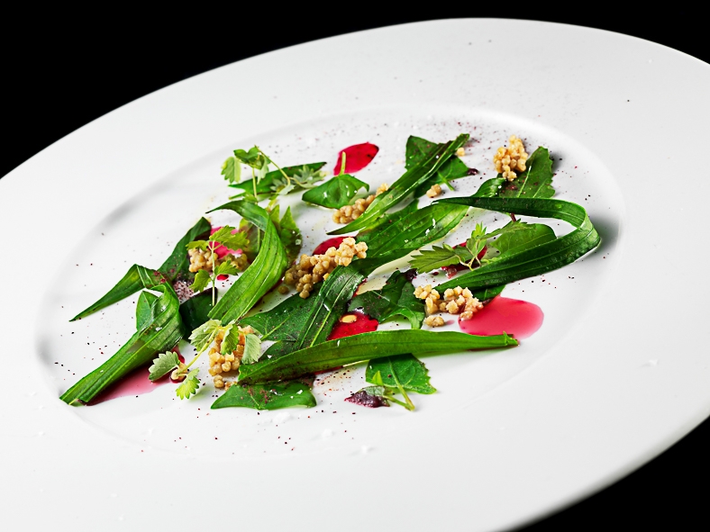 Galleria fotografica






Matteo Rizzo: Funghi porcini al timo
Matteo, il figlio di Elia Rizzo, chef e patron del pluristellato Desco a Verona, telefono +30.045.5953598, ha avuto il grande merito di essersi messo in gioco, forte di una decisone presa alcuni anni fa: nutrirsi in maniera prevalentemente vegetariana. Due piatti ben eseguiti, senza però speciali guizzi creativi in chiave vegana.








Matteo Rizzo: Crema di patate
Bella una frase detta da Matteo Rizzo, trent’anni, al momento di presentare la sua Crema di patate con porro caramellato allo zafferano e sapore di mare (per via dell’erba-ostrica): “Io mi ritengo una ristoratore”. Ecco uno che va oltre il concetto di chef, ormai svuotato da ogni significato e sostanza.








Mario Gagliardi: Dolce, salato, aspro
Ci si aspettava di più da un cuoco in forza al CascinaleNuovo dei fratelli Ferretto a Isola d’Asti nell’Astigiano, telefono +39.0141.958166. Di certo il giovane Mario Gagliardi ha messo nei due piatti la sua terra, andando anche oltre il tema per via del miele d’acacia in questa tavolozza di sapori e colori intitolata Dolce, salato, aspro, amaro in Piemonte. Tante cose, tanta volontà ma anche tanto da limare e correggere.








Mario Gaglardi: Ying e Yang riso e fagioli
Yin e Yang, concetti alti, il nero (yin – e non ying) e il bianco (Yang), la notte e il giorno, il buio e la luce fino a questo piatto di riso nero e fagioli, anche di tofu e di nocciole. Insomma…








Femke van den Heuvel: Roll of asparagus
Donna eccezionale l’olandese Femke van den Heuvel del ristorante Vlam in de pan ad Haarlem, nome scelto con ironia perché in italiano si traduce Fuoco di pagliua quando Femke e la sua cucina sonno tutt’altro che illusioni, fuochi di paglia per l’appunto. Il via con il Roll of asparagus stuffed with hazelnut ricotta, un rotolo di asparagi (fuori) e ricotta lavorata con le nocciole (dentro) che ha fatto un po’ da apripista a altre tre lavorazioni, tutte molto serie e intelligenti. Purtroppo anche poco belle, molto buone di certo.








Femke van den Heuvel: Lava of spring vegetables
Applausi per Femke van den Heuvel anche con Lava, una eruzione di primizie di primavera, erbe aromatiche e alghe. Una tavolozza sulla quale ha disposto i suoi orti, un campionario che ognuno gustava a suo piacimento, stupendosi davanti a tanti ingredienti simili ma mai uguali tra loro. Una curiosità: Femke non usa sale perché in Olanda viene importato. Per salare ricorre, quando serve, all’acqua marina. Coerente. E quei funghi shiitake? Tranquilli: coltivati in Olanda.








Daniela Cicioni: Fermentino
Daniela Cicioni, chef vegana e crudista senza paraocchi, molto curiosa alla cucina nella sua globalità, si impegna a mille per perorare la causa di una golosa e completa alimentazione vegana senza disdegnare la piacevolezza d’insieme di ogni proposta. I due fermentini, simil-formaggi prodotti partendo dalle mandorle, uno fresco e l’altro stagionato starebbe a loro agio nel carrello dei formaggi di ogni locale stellato. Un antipasto da applausi sinceri.








Daniela Cicioni: Cous cous di mais
E con il Cous cous di mais con cagliata di mandorle affumicata, fiori di zucchina essiccata e ortaggi, la Cicioni ha idealmente strappato una standing ovation. Ricetta a base di mais, quindi ideale anche per i celiaci, ha confermato che la cucina vegana può anche essere bella e non solo ottima. Importante una frase che la cuoco lombarda ama ripetere di credere nella creatività, nella passione e nel rispetto, perché "la Creatività è l'Intelligenza che si diverte”. Firmato Albert Einstein, vegetariano nell’ultima parte della sua vita.








Carla Aradelli: Pisarei di pane al farro
Piatto forte della Aradelli i Pisarei e faṡö. Certo non la versione originale piacentina perché i gnocchetti, nella circostanza preparati con farina di farro, passano senza problemi al vaglio vegano, ma la salsa di fagioli si nutre di pancetta. E’ o non è la bandiera di Piacenza? E allora ecco Carla pensare a un condimento di pomodorini, semi di zucca, capperi di Salina e timo. Piatto piacevolissimo.








Carla Aradelli: Bortolina di ceci con zucchine fiorite
Carla Aradelli, chef e titolare con il marito Maurizio Rossi del ristorante Riva a Ponte Dell’Olio in provincia di Piacenza, telefono +39.0523.875193, ha proposto in chiave vegana due classici della sua terra a iniziare dalla Bortolina. Sorta di piadina piuttosto che di testarolo da imbottire con salumi, maiale quindi, è stata ripensata dalla cuoca in chiave ligure in omaggio alle radici del suo compagno. Spazio quindi alla farina di ceci per ricordare la farinata, accompagnata da zucchine fiorite ripiene di melanzane cotte al naturale e tofu. Molto saporita e quindi gradita in maniera paticolare.





