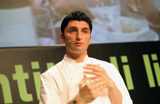 Galleria fotograficaAlice Delcourt, cuoca francese trapiantata a Milano dove &egrave; responsabile dell'Erba Brusca. Al Milano food&wine Festival presenter&agrave; lo Sgombro affumicato su un cous cous di frutta ed erbe, affumicato con foglie di t&egrave; neroCesare Battisti, chef e socio del ristorante Ratan&agrave; a Milano, una mano felice con il risotto che al festival presenter&agrave; come              

Riso, latte di capra, Grana Padano, vaniglia, pepe nero e carciofi croccanti
Foto Brambilla - SerraniClaudio Sadler, chef e patron del Sadler sui Navigli a Milano. Sabato 4 febbraio 2012 sua la              

Passata di carciofi freschi con crostone di focaccia di grano arso e ricotta ovina acida
Foto Brambilla/Serrani e Paolo MarchiRodrigo Oliveira, anima del ristorante Mocot&ograve; a San Paolo, dove la caipirinha &egrave; sempre strepitosa. Rodrigo porter&agrave; a Milano una certezza del Brasile: Stufato di fave, verdure e costine di maiale - Fava beans stew, vegetables and stuffed pork ribsMassimo Bottura, chef e patron dell'Osteria Francescana a Modena, ristorante che il 1&deg; gennaio chiuder&agrave; per ristrutturazione della cucina e riaprire la sera di luned&igrave; 6 febbraio...              

Pasta e fagioli con croste di Grana Padano e l&rsquo;osso del Prosciutto di Parma, il suo piatto a Milano
Foto Brambilla - SerraniSimone Padoan, pizzaiolo, titolare dei Tigli a San Bonifacio in provincia di Vicenza, inventore della pizza gourmet, il 5 febbraio proporr&agrave; L&rsquo;orto d&rsquo;inverno, pizza dedicata alla pausa pranzo
Foto Brambilla - SerraniBeniamino Bilali, pizzaiolo, suo il Berber&egrave; Light Pizza&Food a Castel Maggiore in provincia di Bologna, metter&agrave; la sua firma sulla Pizza con-fusione, con fagioli, pancetta di mora e neve di rosmarino
&nbsp;Ugo Alciati, chefche si divide tra la cucina di Guido a Pollenzo - Bra e la supervisione del pianeta ristorazione a Eataly. Lo Stracotto della Granda al cucchiaio su passato di patate di montagna porta il sigillo di garanzia della Famiglia Alciati.