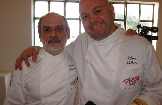 Galleria fotograficaSimone Padoan, Pizza up 2011 a Vighizzolo d'Esta (Padova).La pIzza Mozzarella di bufala doppia, marmellata di pompelmo rosa, peperoni agrodolci.La Pizza Cozze e ceci, ricotta di capra, scorza di limone bio.Il Pizz'ino, la cornice brevettata da Giuseppe Giordano per cucinare le sue pizze, come quella nella foto a seguire, con le patate e lo sgombro.La pizza con Patate a rondelle, sgombro cotto in extravergine, origano, capperi desalati, poco fiordilatte.Pizza Baccal&agrave; e cavolfiore con timo.Beniamino Bilali e la Pizza pomodoro, acciughe, mozzarella di bufala, pan grattato tostato, origano, zenzero fresco, scorza e succo di limone.Pizza Pomodoro, acciughe, mozzarella di bufala, pan grattato tostato, origano, zenzero fresco, scorza e succo di limone.La Pizza al metro, con pomodoro e peperoni grigliati, mozzarella di bufala e olive schiacciate, presentata mercoled&igrave; 23 novembre a Pizza up 2011.Pizza Pomodoro e peperoni grigliati, mozzarella di bufala e olive schiacciate.
