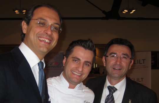 Galleria fotograficaParticolare della giacca da cuoca di Antonella Millarte, gastronoma, appassionata sostenitrice della causa della qualit&agrave; dell'agro-alimentare pugliese. Ha presentato l'intera giornata di Qoco 2011 alla Tenuta Cocevola ad AndriaLo chef Ishii Hidenao e il giornalista Shingeru Haiashi, socio di Eataly in Giappone
Posate surgelate per il sashimiL'Insalata di orata cruda di Ishii HidenaoYuko Suyama, giornalista giapponese da tempo trapiantata a MilanoAntonella Millarte con Bill Knott, Elisabeth Minchilli e Lucy GordanLa Calamarata con ceci neri, gamberi crudi e bottarga di muggine di Alex Pilas, il responsabile di tutta la ristorazione di Eataly New York. Alle sue dipendenze oltre 400 personeAlex Pilas con Luciana Doronzo (Regione Puglia)Oscar Farinetti a Qoco 2011L'occhio di Elvio Gorelli, telereporter brindisino, da tempo residente nel Canton Ticino
Il Baccal&agrave; Gadus Morhua su pinzimonio invernale, zimino di bietole e olio extravergine d'oliva cultivar Coratina, secondo di pesce di Enrico PaneroSempre lo straordinario baccal&agrave; di Enrico PaneroUna singlolare immagine a incastro tra Enrico Panero, chef del Marin, il ristorante di Eataly a Genova, e Gianluca Biscalchin, autore e illustratoreEnrico Panero, piemontese di Fossano (Cuneo), 25 anni a gennaio 2012Faith Willinger, giornalista statunitense che ha trovato la sua America in Toscana, a Firenze a voler essere precisiLo Stracotto de La Granda al cucchiaio su passata di patate di montagna e olio extra vergine d'oliva cultivar Coratina, secondo di carne di Ugo AlciatiUgo Alciati, chef da Guido a Pollenzo, uno dei tre ristoranti stellati dei fratelli AlciatiLucy Gordan, giornalista statunitense da tempo stregata dall'ItaliaCristiana Ceci, giornalista (e marchigiana di Ascoli Piceno)