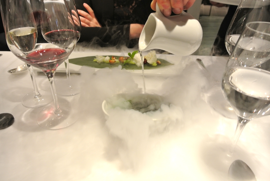 Galleria fotografica





















Schegge di Grana Padano, fettine di prosciutto crudi e Ferrari Maximum Brut come aperitivo a Stelle di Stelle


















Acciughe del Cantabrico, salsa tonnata e nocciole del Piemonte













Code di scampi con crema di mandorle e Roveja








Solosole, Vermentino Igt Toscana 2012, Poggio al Tesoro, cosa di meglio per le code di scampi?








Trento Doc Ferrari Perlè 2007 per la polentina dei fratelli Cerea








Gli Gnocchi ripieni con cuore di fonduta al tartufo bianco








Per accompagnare gli gnocchi il Barbera Monferrato Doc Villa Sparina 2012








Branzino allo zafferano con pomodori gialli








Il Gavi Docg Ottosoldi 2013 accompagnerà per tutto il mese di ottobre il branziono in giallo dei Cerea





