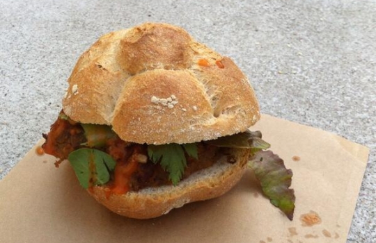 Galleria fotograficaFabio Pisani di Aimo e Nadia e il suo partner della rassegna, Davide Longoni del panificio LongoniPer Pisani e Longoni, un'apprezzatissima Rosetta di Petra con cicerchie, ciocriette selvatiche e ricotta marzoticaMarco Valletta dell'Accademia del pane e Maria Grazia Attolini della Dolcetteria di Rimini. Per loro Tondo morbido di glutin&ograve; all'origano con polpa di trota del Sile e zucchine marinate all'agretto&nbsp;(foto Sarah Scaparone)Aurora Mazzucchelli del ristorante Marconi di Sasso Marconi (Bologna) era in coppia con Massimo Vitali del panificio Vitali di Cesenatico (Forl&igrave;-Cesena)Per loro anche un insolito tocco di cioccolato tra due fette di Ciabattina di Petra con fiocchi di germe di grano, ripiene anche di formaggio ragusano, origano sicliano e olive fresche. Rievocazione di memorie d'infanzia per la MazzucchelliSimone Padoan de I Tigli di San Bonifacio (Verona) era in tandem con Pietro Freddi dell'omonima forneria di Casto (Brescia)Per loro, un Tondo morbido di Petra con farina di piselli germinati con tonno, ruchetta, cipolla in carpione, alga nori e yogurt alla senape. Un hot dog di tonno, insomma, quello di Padoan/Freddi, giocato sul concetto di "maiale del mare"Marco Stabile dell'Ora d'Aria di Firenze e Alessio Cecchi dell'Antico Forno Bacci di Campi Bisenzio (Firenze)Stabile/Cecchi: Ciabattina di Petra, mortadella di Prato, cavolo cappuccio, pecorino marzolino, scorza di lime e ketchup di peperoni (foto Sarah Scaparone)Lionello Cera dell'Antica Osteria Cera di Campagna Lupia (Venezia), in coppia con Nicola Trentin de Le Delizie del Grano di Cittadella (Padova)Alessandro Spoto di Voglia di Pane (Torino) ed Eugenio Roncoroni de Al Mercato di Milano. Per loro una Piadina di farina di grano saraceno germinato (brick 1240) con fegatini di pollo, lattuga, senape e salsa tailandese piccante agrodolcePiazza Maggiore, salotto estenseUn panino fusion nord-sud: Pagnottina cafona di Petra con capocollo e mozzarella di bufala campana Dop. L'hanno assemblato assieme Raffaele Vitale di Casa del Nonno 13 (Mercato San Severino, Salerno) e Paolo Piantoni del Panificio El Forner di BresciaFabio Pisani di Aimo e Nadia e Andrea Paternoster, la mente di Mieli Thun, ora alle prese anche con un aceto di miele al rosmarinoTondo di Petra con farina di piselli germinati, ripieno di panzia di maiale, pomodoro datterino, cipolla di Tropea e senape di Giorgio e Gianpietro Damini di Damini e Affini, in coppia con Matteo Piffer del Panificio Moderno di Isera (Trento) (foto Sarah Scaparone)C'era anche un panino vegano (non col seitan). L'hanno firmato Lello Ravagnan della Pizzeria Grigoris di Asseggiano (Venezia) e Luca Scarcella de Il Forno dell'Angolo di Torino: Tondo morbido di Petra con farina di piselli germinati (Brick 1150), ceci, lenticchie e peperone in maionese vegetale (foto Sarah Scaparone)