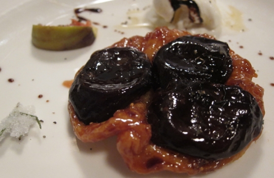 Galleria fotografica






Dietro alle quinte del Ratanà, telefono +39.02.87128855: Cesare Battisti e Giovanni Passerini prendono le misure tra loro, in una cucina che per il parigino è nuova. 








Alle 9 di sera tutti a tavola, si può incominciare a deliziarsi. Primo piatto ad arrivare in tavola i Ravioli di zucca, olio al mandarino, tartufi di mare e acetosella selvatica. La firma è di Giovanni Passerini.








Passerini cura anche la seconda portata: Pescatrice mais, zucchine, pomodori e pil pil al limone verde. Godurioso anche per la presenza insolita del mais, che di solito fa tanto insalata al bar ma che qui invece contrasta con dolcezza le note del limone.








Al riso irrompe Cesare Battisti e non vi poteva essere dubbi. Il suo Risotto con ragù d'anatra muta al ginepro, ribes e prezzemolo concentrato è gagliardo, maschio. Dopo la pescatrice, è come salire in vetta con una turbo-funivia. Grande gioco per tutti.








Il piatto di carne? Agnello, cipolle arrosto, pesce affumicato, mele cotogne di Giovanni Passerini. Cotto con sospiri di fuoco, l'agnello conserva ogni suo sapore, ogni suo umore e le note saline arrivano dal mare. Geniale.





