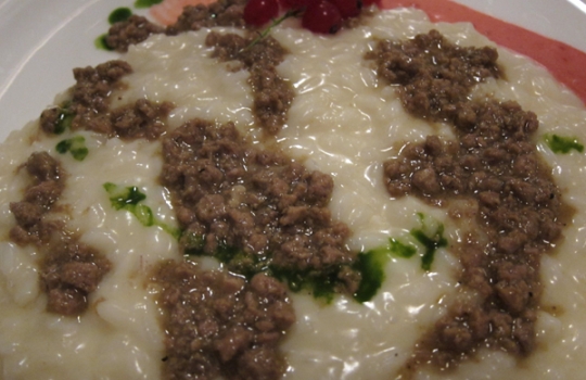 Galleria fotografica






Dietro alle quinte del Ratanà, telefono +39.02.87128855: Cesare Battisti e Giovanni Passerini prendono le misure tra loro, in una cucina che per il parigino è nuova. 








Alle 9 di sera tutti a tavola, si può incominciare a deliziarsi. Primo piatto ad arrivare in tavola i Ravioli di zucca, olio al mandarino, tartufi di mare e acetosella selvatica. La firma è di Giovanni Passerini.








Passerini cura anche la seconda portata: Pescatrice mais, zucchine, pomodori e pil pil al limone verde. Godurioso anche per la presenza insolita del mais, che di solito fa tanto insalata al bar ma che qui invece contrasta con dolcezza le note del limone.





