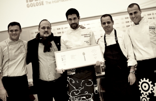 Galleria fotograficaViviana Varese, chef e titolare di Alice in via Adige a Milano, telefono +39.02.5462930, con Alfredo Zini, vice presidente della FipeGianluca Fusto, globetrotter del cioccolato, telefono +39.389.6916364, premiato come Pasticciere dell'Anno da Sara Peirone, responsabile Top Gastronomy di LavazzaClaudio Sadler, chef e patron del ristorante Sadler in via Ascanio Sforza 77 a Milano, telefono +39.02.58104451. Suo il premio Birra in cucina ricevuto dalle mani di Alfredo Pratolongo, responsabile Comunicazione e Affari Istituzionali di Heineken ItaliaSimone Padoan, titolare dei Tigli a San Bonifacio in provincia di Verona, telefono +39.045.6102606, padre della pizza gourmet e come tale premiato con il Petra Creativit&agrave; in cucina da Chiara Quaglia e Piero Gabrieli di Molino Quaglia
Franco Aliberti premiato da Paolo Caporossi, Marketing Manager Italia di S.Pellegrino, come miglior giovane nel panorama italiano. Appunto importante: dopo una vita come pasticciere, Franco all'Osteria Francescana si occuper&agrave; di primi piatti. Per i dessert c'&egrave; tempoMassimo Bottura con Nicola Baldrighi, presidente del Consorzio di tutela del Grana Padano. La faraona dolce-salata dello chef-patron dell'Osteria Francecana, in via Stella a Modena, telefono +39.059.210118, &egrave; stata giudicata il Piatto dell'AnnoDue famiglie per un premio: Matteo e Camilla Lunelli, titolari della trentina Cantine Ferrari, con Chicco e Bobo Cerea, Famiglia dell'Anno 2012, alla testa del ristorante Da Vittorio a Brusaporto in provincia di Bergamo, telefono +39.035.681024
Missy Robbins &egrave; la straordinaria guida di ben due locali che a New York si chiamano A Voce, sulla Madison e sulla Park. Quest'anno a Milano, Missy &egrave; stata premiata da Manfredi Barbera, titolare dei Premiati Oleifici Barbera, per avere esaltato la&nbsp; Tipicit&agrave; italiana in cucinaNiko Romito, faro del Reale Casadonna nella nuova sede di Castel di Sangro in provincia dell'Aquila, telefono +39.0864.69382, &egrave; il Cuoco dell'Anno Nino Negri secondo noi di Identit&agrave; GoloseAlessandro Gilmozzi, chef e patron del Molin a Cavalese in provincia di Trento, telefono +39.0462.340074, premiato da Giovanni Minetti, direttore generale di Fontanafredda - Mirafiore, perch&eacute; il miglior Artigiano della gola dell'anno 2012Aimo e Nadia Moroni, toscani trapiantati a MIlano da oltre mezzo secolo, alla guida del Luogo di Aimo e Nadia in via Montecuccoli, telefono +39.02.02.416886Aimo Moroni &egrave; stato festeggiato proponendo pi&ugrave; versioni dei suoi celebri Spaghetti al cipollotto e peperoncino frescoFoto ricordo per tutti coloro che vivono, lavoreano e stimano profondamente Aimo e Nadia Moroni. Da destra verso sinistra, si riconoscono Corrado Assenza, Alessandro Negrini, Fabio Pisani, Aimo, Massimiliano Alajmo, Stefania Moroni, Nicola Dell'Agnolo, Nadia Moroni, Gianluca Fusto, Federico Graziani...