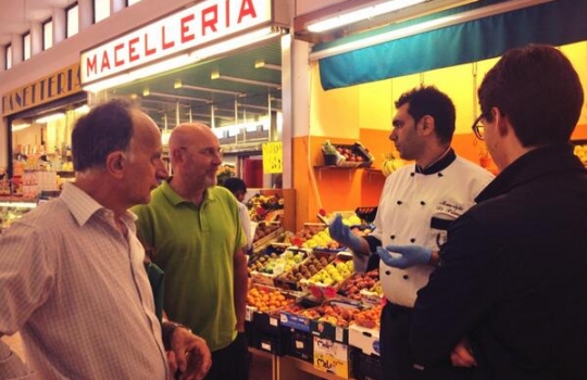 Galleria fotografica






L'assessore comunale Franco D'Alfonso, il curatore di Identità Golose Paolo Marchi, Viviana Varese di Alice e Alfredo Zini di Confcommercio e dei Ristoratori milanesi








Cristina Aromando, Aromando Bistrot, mercato Fusina








Mercato Ferrara: Massimo Masuelli dell’omonima trattoria storica di viale Umbria





