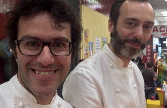 Galleria fotografica






L'assessore comunale Franco D'Alfonso, il curatore di Identità Golose Paolo Marchi, Viviana Varese di Alice e Alfredo Zini di Confcommercio e dei Ristoratori milanesi








Cristina Aromando, Aromando Bistrot, mercato Fusina








Mercato Ferrara: Massimo Masuelli dell’omonima trattoria storica di viale Umbria








Maurizio Di Prima di Nassa Osteria, mercato Rombon





