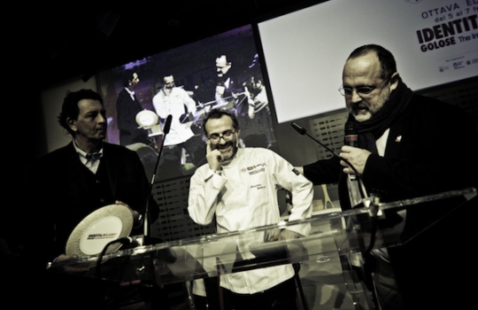 Galleria fotograficaViviana Varese, chef e titolare di Alice in via Adige a Milano, telefono +39.02.5462930, con Alfredo Zini, vice presidente della FipeGianluca Fusto, globetrotter del cioccolato, telefono +39.389.6916364, premiato come Pasticciere dell'Anno da Sara Peirone, responsabile Top Gastronomy di LavazzaClaudio Sadler, chef e patron del ristorante Sadler in via Ascanio Sforza 77 a Milano, telefono +39.02.58104451. Suo il premio Birra in cucina ricevuto dalle mani di Alfredo Pratolongo, responsabile Comunicazione e Affari Istituzionali di Heineken ItaliaSimone Padoan, titolare dei Tigli a San Bonifacio in provincia di Verona, telefono +39.045.6102606, padre della pizza gourmet e come tale premiato con il Petra Creativit&agrave; in cucina da Chiara Quaglia e Piero Gabrieli di Molino Quaglia
Franco Aliberti premiato da Paolo Caporossi, Marketing Manager Italia di S.Pellegrino, come miglior giovane nel panorama italiano. Appunto importante: dopo una vita come pasticciere, Franco all'Osteria Francescana si occuper&agrave; di primi piatti. Per i dessert c'&egrave; tempo