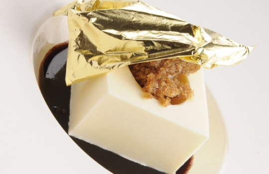 Galleria fotograficaAppetizer di Nuno Mendes, Spaghetti di patate con calamariSpaghetti freddi, sedano, uova di aringa, anice di Paolo LoprioreGli attrezzi del mesterie di Davide ScabinPasta sushi Com.Bar di Davide ScabinD'O Riso allo zafferano di Davide OldaniPescespada con polvere di capperi Iblei, cenere di olive ed emulsione di bottarga di Ciccio SultanoOssobuco con riso allo zafferano sempre la dente di Massimo BotturaSignor Bottura, please, mi fa un autografo