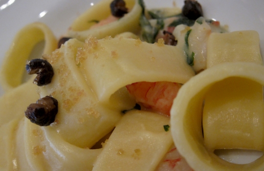 Galleria fotograficaParticolare della giacca da cuoca di Antonella Millarte, gastronoma, appassionata sostenitrice della causa della qualit&agrave; dell'agro-alimentare pugliese. Ha presentato l'intera giornata di Qoco 2011 alla Tenuta Cocevola ad AndriaLo chef Ishii Hidenao e il giornalista Shingeru Haiashi, socio di Eataly in Giappone
Posate surgelate per il sashimiL'Insalata di orata cruda di Ishii HidenaoYuko Suyama, giornalista giapponese da tempo trapiantata a MilanoAntonella Millarte con Bill Knott, Elisabeth Minchilli e Lucy Gordan