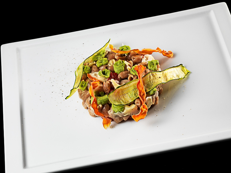 Galleria fotografica






Matteo Rizzo: Funghi porcini al timo
Matteo, il figlio di Elia Rizzo, chef e patron del pluristellato Desco a Verona, telefono +30.045.5953598, ha avuto il grande merito di essersi messo in gioco, forte di una decisone presa alcuni anni fa: nutrirsi in maniera prevalentemente vegetariana. Due piatti ben eseguiti, senza però speciali guizzi creativi in chiave vegana.








Matteo Rizzo: Crema di patate
Bella una frase detta da Matteo Rizzo, trent’anni, al momento di presentare la sua Crema di patate con porro caramellato allo zafferano e sapore di mare (per via dell’erba-ostrica): “Io mi ritengo una ristoratore”. Ecco uno che va oltre il concetto di chef, ormai svuotato da ogni significato e sostanza.








Mario Gagliardi: Dolce, salato, aspro
Ci si aspettava di più da un cuoco in forza al CascinaleNuovo dei fratelli Ferretto a Isola d’Asti nell’Astigiano, telefono +39.0141.958166. Di certo il giovane Mario Gagliardi ha messo nei due piatti la sua terra, andando anche oltre il tema per via del miele d’acacia in questa tavolozza di sapori e colori intitolata Dolce, salato, aspro, amaro in Piemonte. Tante cose, tanta volontà ma anche tanto da limare e correggere.








Mario Gaglardi: Ying e Yang riso e fagioli
Yin e Yang, concetti alti, il nero (yin – e non ying) e il bianco (Yang), la notte e il giorno, il buio e la luce fino a questo piatto di riso nero e fagioli, anche di tofu e di nocciole. Insomma…








Femke van den Heuvel: Roll of asparagus
Donna eccezionale l’olandese Femke van den Heuvel del ristorante Vlam in de pan ad Haarlem, nome scelto con ironia perché in italiano si traduce Fuoco di pagliua quando Femke e la sua cucina sonno tutt’altro che illusioni, fuochi di paglia per l’appunto. Il via con il Roll of asparagus stuffed with hazelnut ricotta, un rotolo di asparagi (fuori) e ricotta lavorata con le nocciole (dentro) che ha fatto un po’ da apripista a altre tre lavorazioni, tutte molto serie e intelligenti. Purtroppo anche poco belle, molto buone di certo.








Femke van den Heuvel: Lava of spring vegetables
Applausi per Femke van den Heuvel anche con Lava, una eruzione di primizie di primavera, erbe aromatiche e alghe. Una tavolozza sulla quale ha disposto i suoi orti, un campionario che ognuno gustava a suo piacimento, stupendosi davanti a tanti ingredienti simili ma mai uguali tra loro. Una curiosità: Femke non usa sale perché in Olanda viene importato. Per salare ricorre, quando serve, all’acqua marina. Coerente. E quei funghi shiitake? Tranquilli: coltivati in Olanda.








Daniela Cicioni: Fermentino
Daniela Cicioni, chef vegana e crudista senza paraocchi, molto curiosa alla cucina nella sua globalità, si impegna a mille per perorare la causa di una golosa e completa alimentazione vegana senza disdegnare la piacevolezza d’insieme di ogni proposta. I due fermentini, simil-formaggi prodotti partendo dalle mandorle, uno fresco e l’altro stagionato starebbe a loro agio nel carrello dei formaggi di ogni locale stellato. Un antipasto da applausi sinceri.








Daniela Cicioni: Cous cous di mais
E con il Cous cous di mais con cagliata di mandorle affumicata, fiori di zucchina essiccata e ortaggi, la Cicioni ha idealmente strappato una standing ovation. Ricetta a base di mais, quindi ideale anche per i celiaci, ha confermato che la cucina vegana può anche essere bella e non solo ottima. Importante una frase che la cuoco lombarda ama ripetere di credere nella creatività, nella passione e nel rispetto, perché "la Creatività è l'Intelligenza che si diverte”. Firmato Albert Einstein, vegetariano nell’ultima parte della sua vita.





