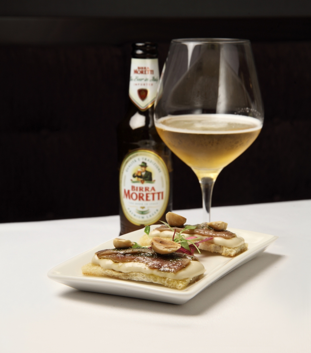 Galleria fotograficaLa sala del ristorante al lower ground floor, piano -1, di Harrods, teatro di Stelle di Stelle, 5 mesi di grande cucina italiana a LondraCarlo Cracco (Ristorante Cracco, Milano) - Risotto al pomodoro verde, pinoli tostatiCarlo Cracco - Tartare di manzo con tuorlo d'uovo marinato, tartufo bianco e mela cotognaCarlo Cracco - Cioccolato bruciato e dessert al prezzemoloCarlo Cracco - Filetto di vitello alla Rossini con foie gras, tartufo nero, spinaci e salsa al MarsalaChicco Cerea (Da Vittorio, Brusaporto, Bergamo) - Crema d'avocado con noci macadamia caramellate e sorbetto di yogurt