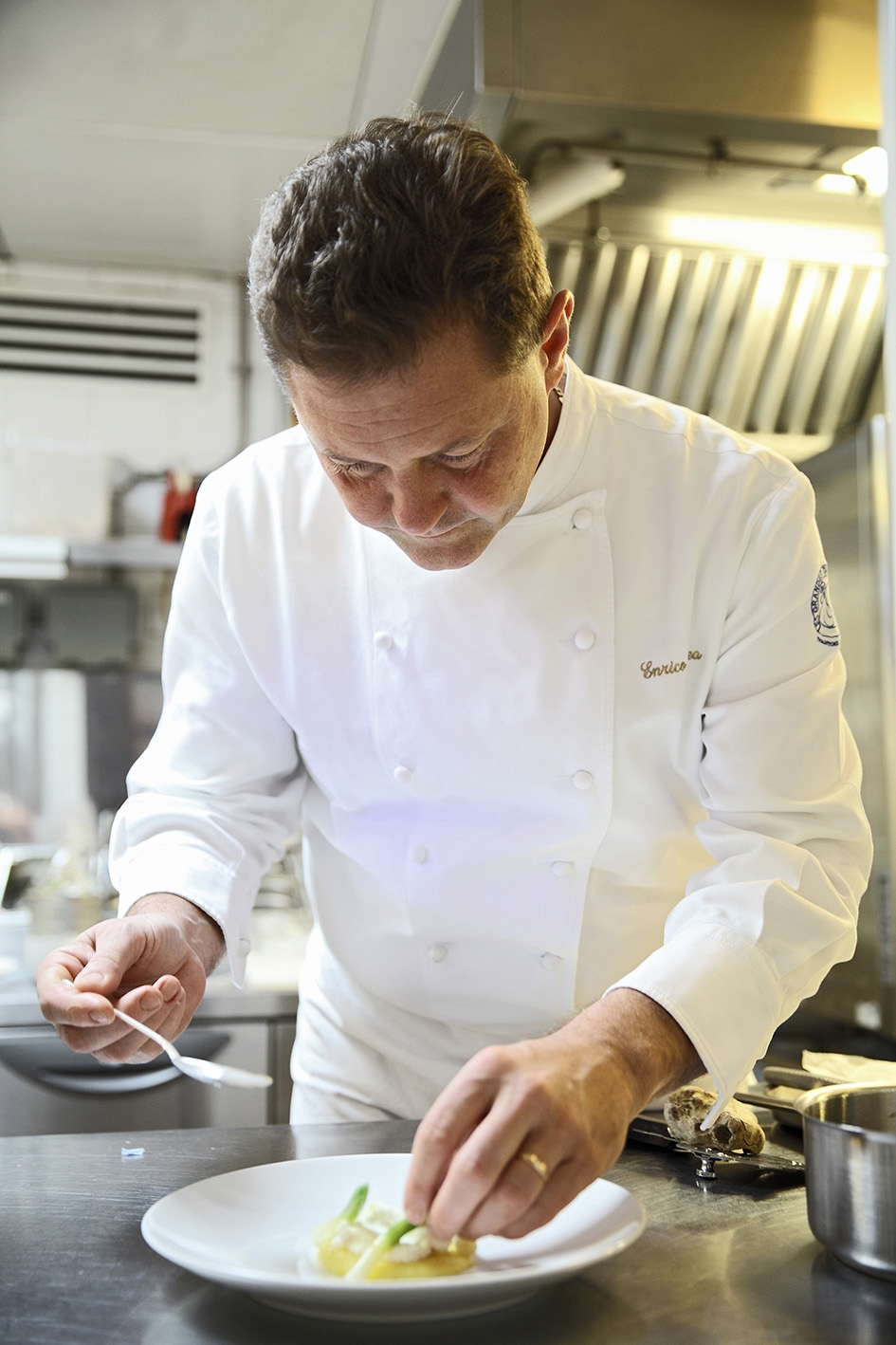 Galleria fotograficaLa sala del ristorante al lower ground floor, piano -1, di Harrods, teatro di Stelle di Stelle, 5 mesi di grande cucina italiana a LondraCarlo Cracco (Ristorante Cracco, Milano) - Risotto al pomodoro verde, pinoli tostatiCarlo Cracco - Tartare di manzo con tuorlo d'uovo marinato, tartufo bianco e mela cotognaCarlo Cracco - Cioccolato bruciato e dessert al prezzemoloCarlo Cracco - Filetto di vitello alla Rossini con foie gras, tartufo nero, spinaci e salsa al MarsalaChicco Cerea (Da Vittorio, Brusaporto, Bergamo) - Crema d'avocado con noci macadamia caramellate e sorbetto di yogurtChicco Cerea - Acciughe del Cantabrico, salsa di tonno e nocciole del PiemonteChicco Cerea - Polentina soffice con robiola di Roccaverano, tartufo bianco e salsa di Grana Padano