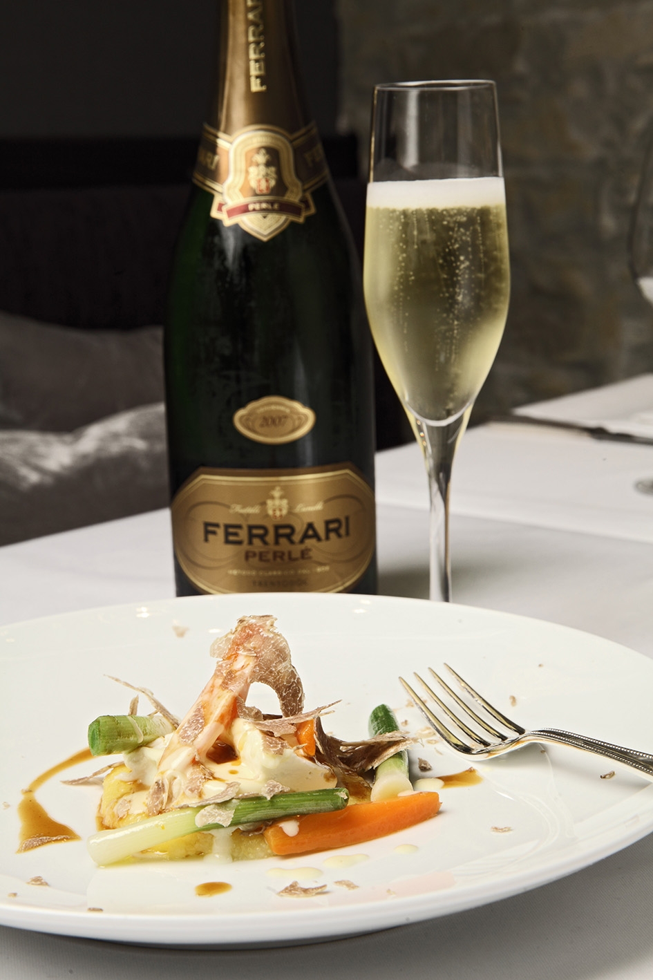 Galleria fotograficaLa sala del ristorante al lower ground floor, piano -1, di Harrods, teatro di Stelle di Stelle, 5 mesi di grande cucina italiana a LondraCarlo Cracco (Ristorante Cracco, Milano) - Risotto al pomodoro verde, pinoli tostatiCarlo Cracco - Tartare di manzo con tuorlo d'uovo marinato, tartufo bianco e mela cotognaCarlo Cracco - Cioccolato bruciato e dessert al prezzemoloCarlo Cracco - Filetto di vitello alla Rossini con foie gras, tartufo nero, spinaci e salsa al MarsalaChicco Cerea (Da Vittorio, Brusaporto, Bergamo) - Crema d'avocado con noci macadamia caramellate e sorbetto di yogurtChicco Cerea - Acciughe del Cantabrico, salsa di tonno e nocciole del Piemonte