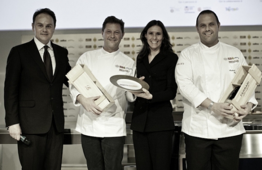 Galleria fotograficaViviana Varese, chef e titolare di Alice in via Adige a Milano, telefono +39.02.5462930, con Alfredo Zini, vice presidente della FipeGianluca Fusto, globetrotter del cioccolato, telefono +39.389.6916364, premiato come Pasticciere dell'Anno da Sara Peirone, responsabile Top Gastronomy di LavazzaClaudio Sadler, chef e patron del ristorante Sadler in via Ascanio Sforza 77 a Milano, telefono +39.02.58104451. Suo il premio Birra in cucina ricevuto dalle mani di Alfredo Pratolongo, responsabile Comunicazione e Affari Istituzionali di Heineken ItaliaSimone Padoan, titolare dei Tigli a San Bonifacio in provincia di Verona, telefono +39.045.6102606, padre della pizza gourmet e come tale premiato con il Petra Creativit&agrave; in cucina da Chiara Quaglia e Piero Gabrieli di Molino Quaglia
Franco Aliberti premiato da Paolo Caporossi, Marketing Manager Italia di S.Pellegrino, come miglior giovane nel panorama italiano. Appunto importante: dopo una vita come pasticciere, Franco all'Osteria Francescana si occuper&agrave; di primi piatti. Per i dessert c'&egrave; tempoMassimo Bottura con Nicola Baldrighi, presidente del Consorzio di tutela del Grana Padano. La faraona dolce-salata dello chef-patron dell'Osteria Francecana, in via Stella a Modena, telefono +39.059.210118, &egrave; stata giudicata il Piatto dell'Anno