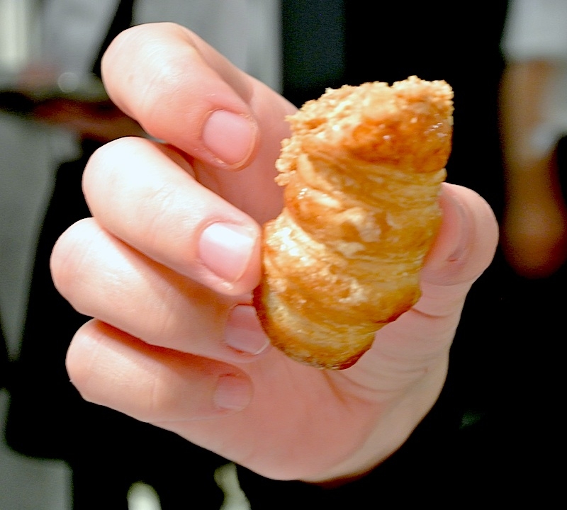 Galleria fotografica





















Schegge di Grana Padano, fettine di prosciutto crudi e Ferrari Maximum Brut come aperitivo a Stelle di Stelle


















Acciughe del Cantabrico, salsa tonnata e nocciole del Piemonte













Code di scampi con crema di mandorle e Roveja








Solosole, Vermentino Igt Toscana 2012, Poggio al Tesoro, cosa di meglio per le code di scampi?








Trento Doc Ferrari Perlè 2007 per la polentina dei fratelli Cerea








Gli Gnocchi ripieni con cuore di fonduta al tartufo bianco








Per accompagnare gli gnocchi il Barbera Monferrato Doc Villa Sparina 2012








Branzino allo zafferano con pomodori gialli








Il Gavi Docg Ottosoldi 2013 accompagnerà per tutto il mese di ottobre il branziono in giallo dei Cerea








Effetti speciali








Midori - Crema di avocado, macadamia caramellate e sorbetto allo yogurt








Giovanni Allegrini, Recioto della Valpolicella Classico Docg 2010








Un espresso come si deve, all'estero vale doppio.





